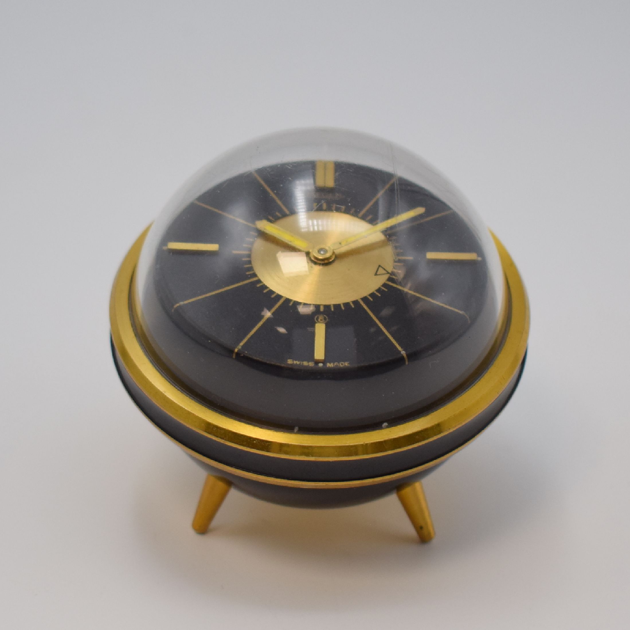 JAEGER Tripod-UFO 8-Tage Tischuhr mit Wecker, Schweiz um 1960, verg. Geh. teils schwarz lack., Drücker-Stopp f. Wecker b. 12, schwarzes Zifferbl. m. ...