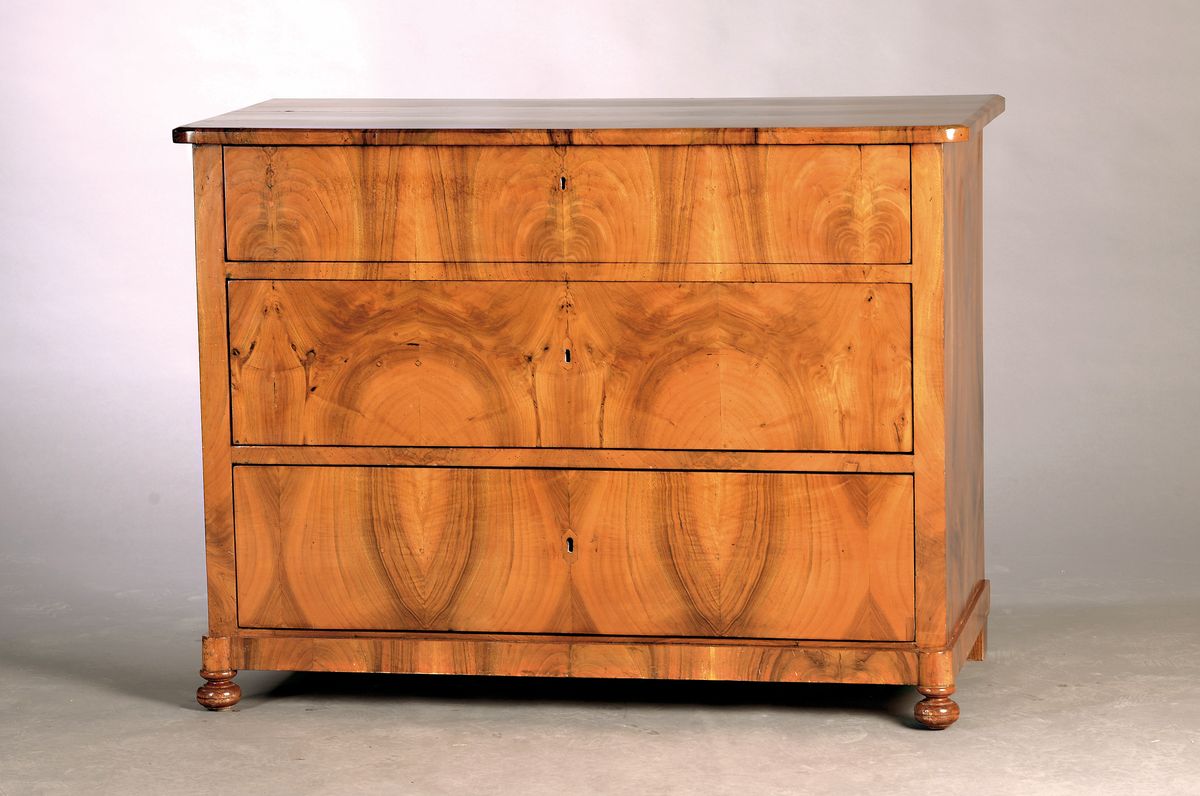 Biedermeierkommode, um 1830, Nußbaumfurnier,3 Schubladen, Schellack poliert, orig. Schlösser, 3 Schlüssel, ca. 85x114x55 cm, EZ 2