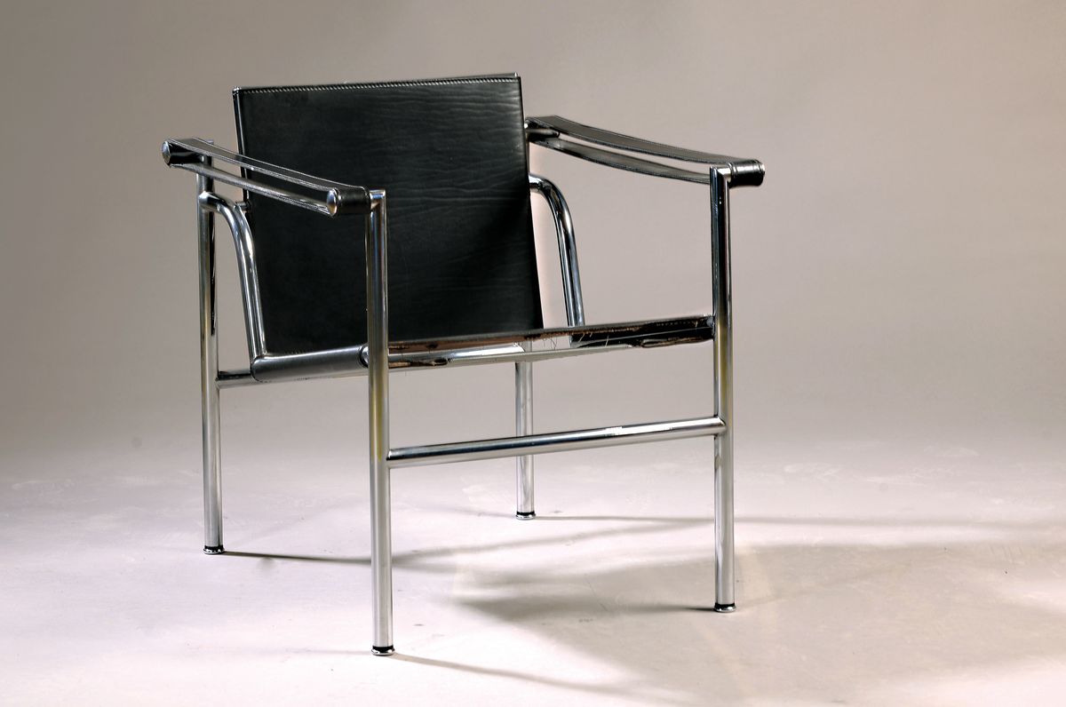 Armlehnsessel LC 1, Cassina Italien, Entw. Le Corbusier, verchromter Stahlrohrrahmen, schwarzes Leder mit Federspannung, Rückenlehne variabel ...