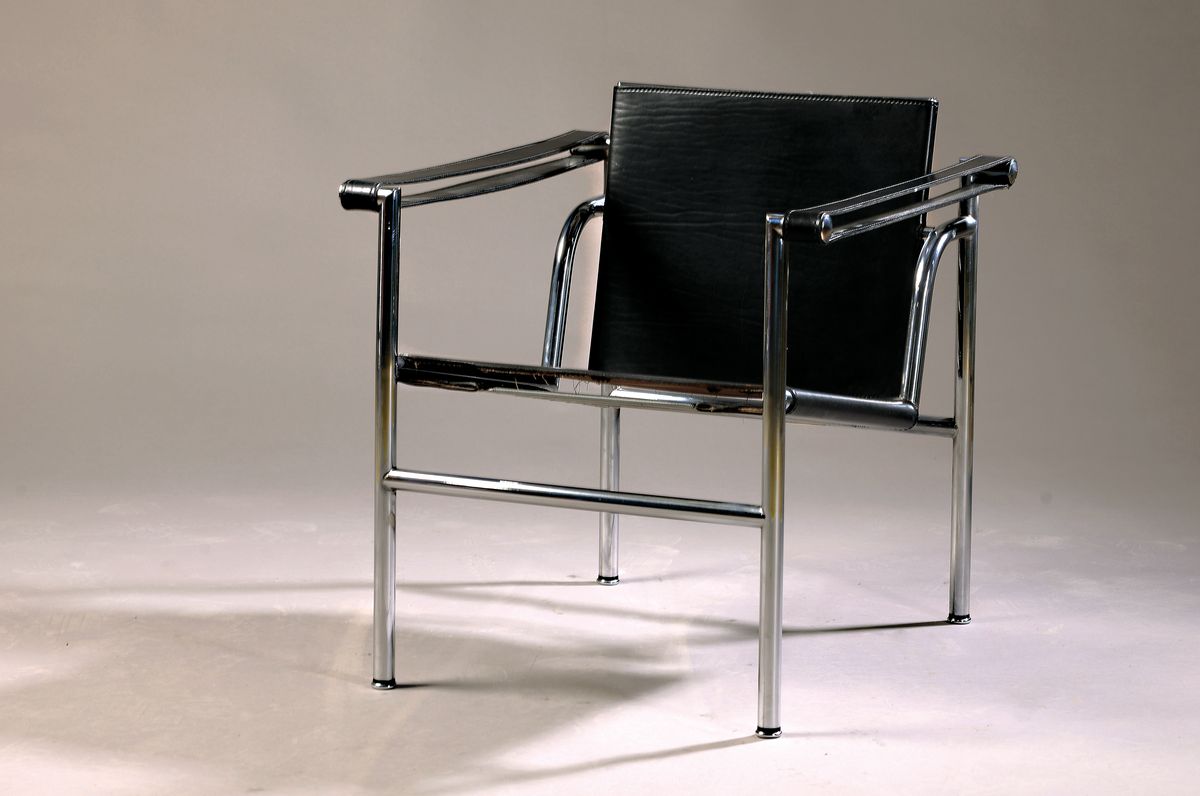 Armlehnsessel LC 1, Cassina Italien, Entw. Le Corbusier, verchromter Stahlrohrrahmen, schwarzes Leder mit Federspannung, Rückenlehne variabel ...