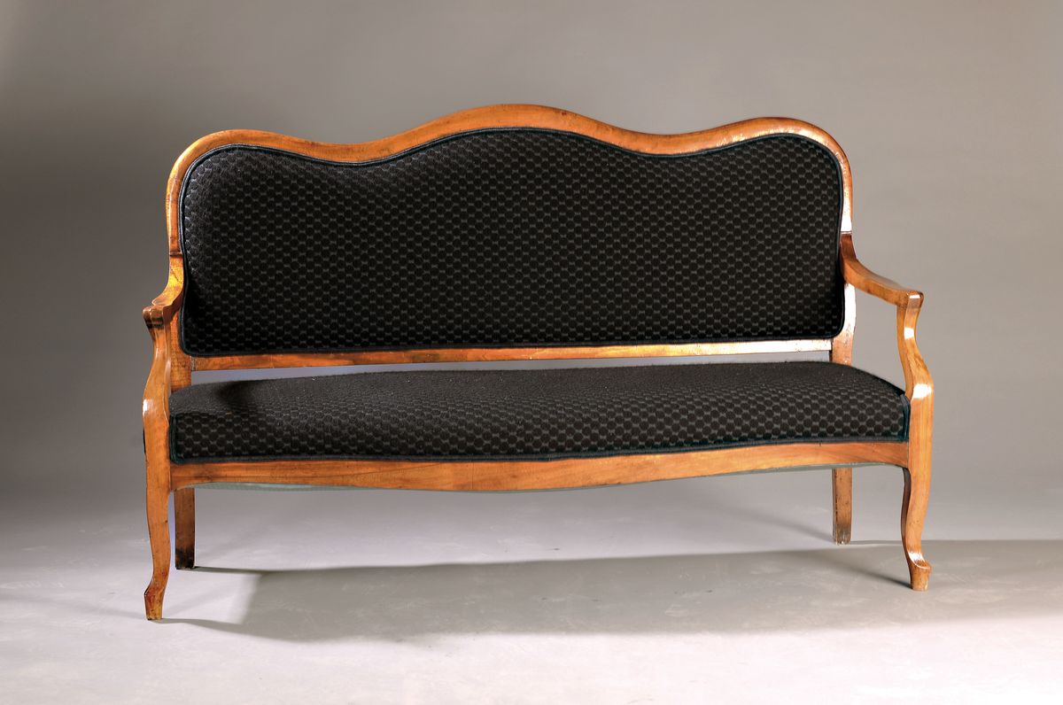 Elegantes Biedermeier-Sofa, um 1850, Gestell in Nußbaum massiv, Polsterungunterseite mit Gurtung, schwarzer Bezugsstoff, ca. 100x66x60 cm, EZ 2-3