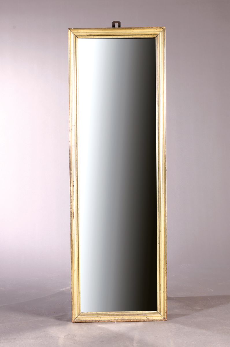 Großer Standspiegel, 20.Jh., Rahmen sog. Berliner Leiste, orig. Vergoldung, z.T. blattvergoldet, orig. Spiegelglas, H.ca. 162 cm, B. ca. 52 cm