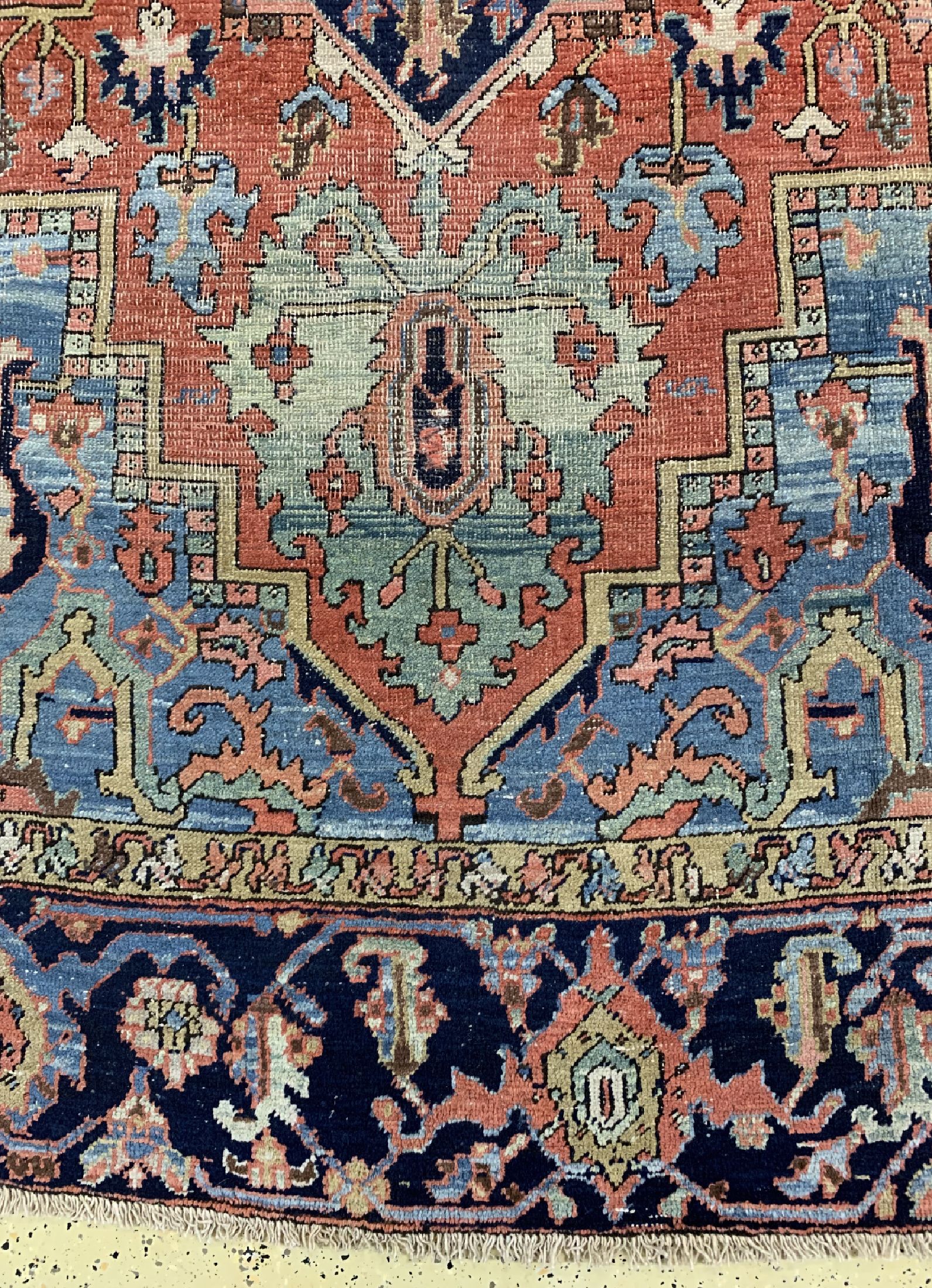 Detail b: Antiker Heriz, Persien, um 1900, Wolle auf Baumwolle, ca. 360 x 290 cm, EHZ: 3-4