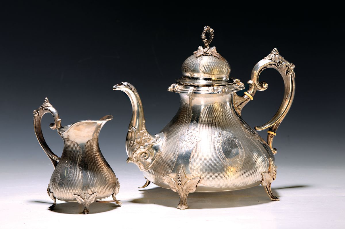 Teekanne und Milchkännchen, um 1880/90, 12lötiges Silber, gepunzt, Teekanne, Milchkännchen, Barockstil, aufwendig guillochiert, Blumen- und ...