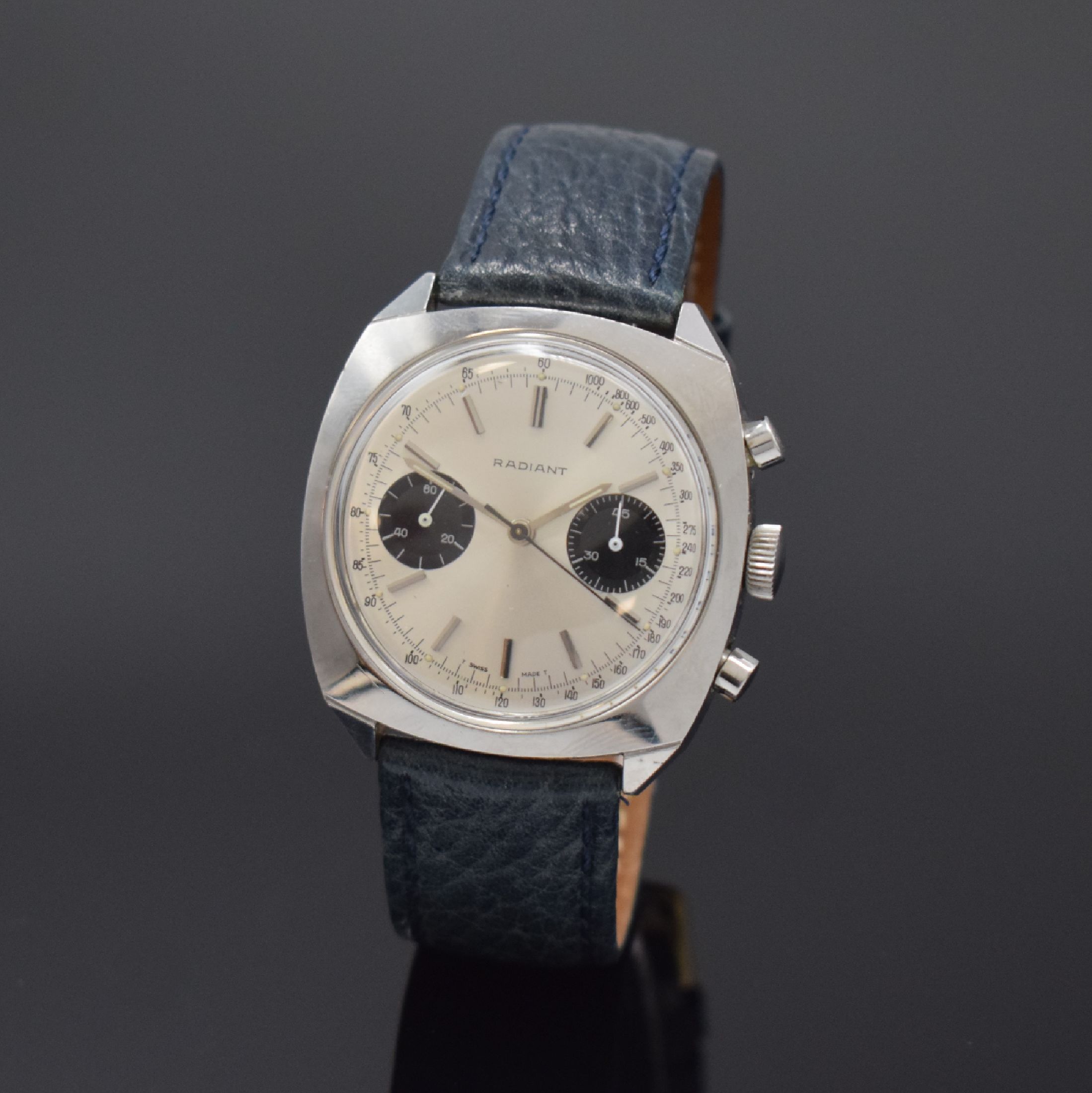 RADIANT Armbandchronograph, Handaufzug, Schweiz um 1970, Edelstahlgeh., Boden verschr., silb. Zifferbl. m. aufgel. Indizes und Tritium-Leuchtpunkten, ...