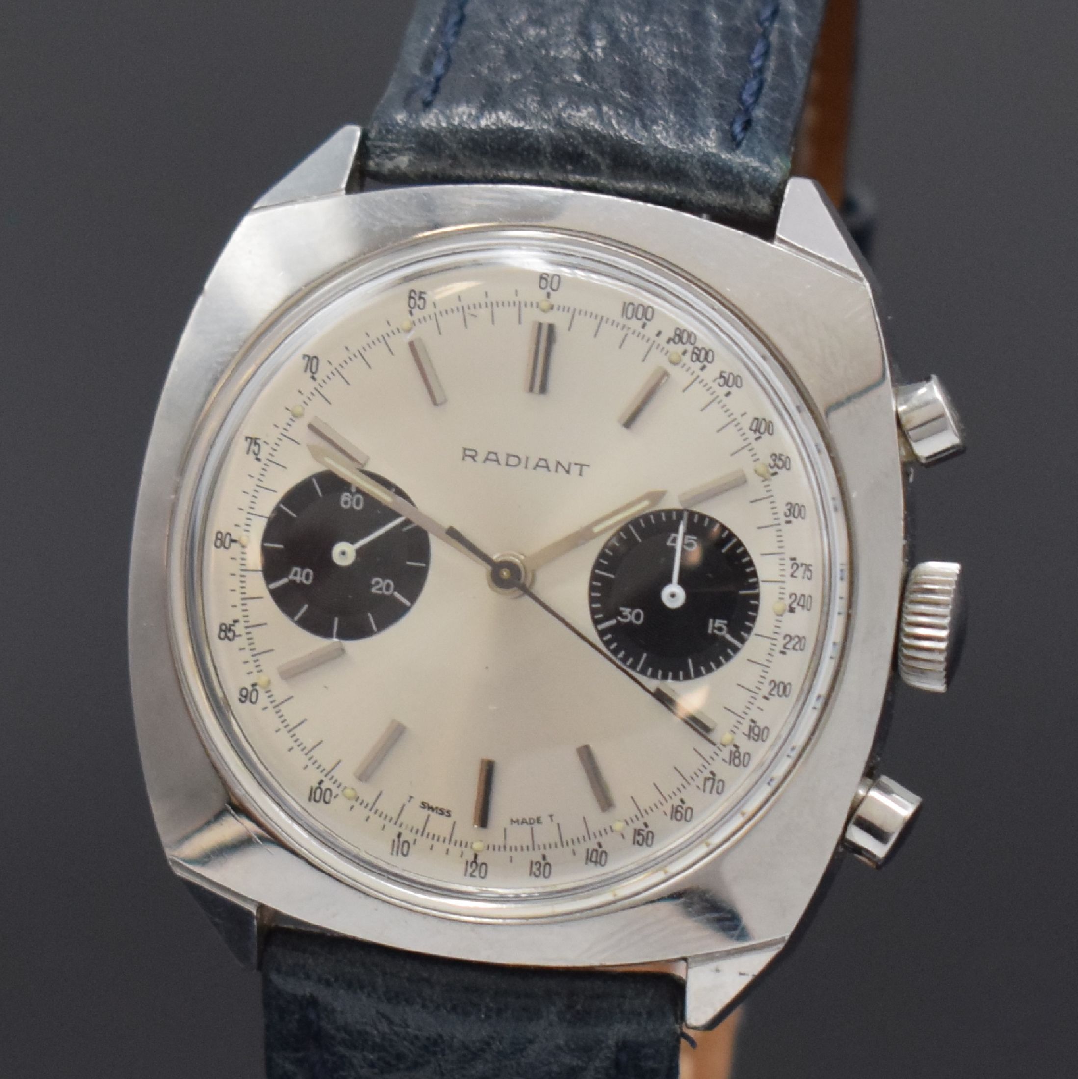 Detail a: RADIANT Armbandchronograph, Handaufzug, Schweiz um 1970, Edelstahlgeh., Boden verschr., silb. Zifferbl. m. aufgel. Indizes und Tritium-Leuchtpunkten, ...
