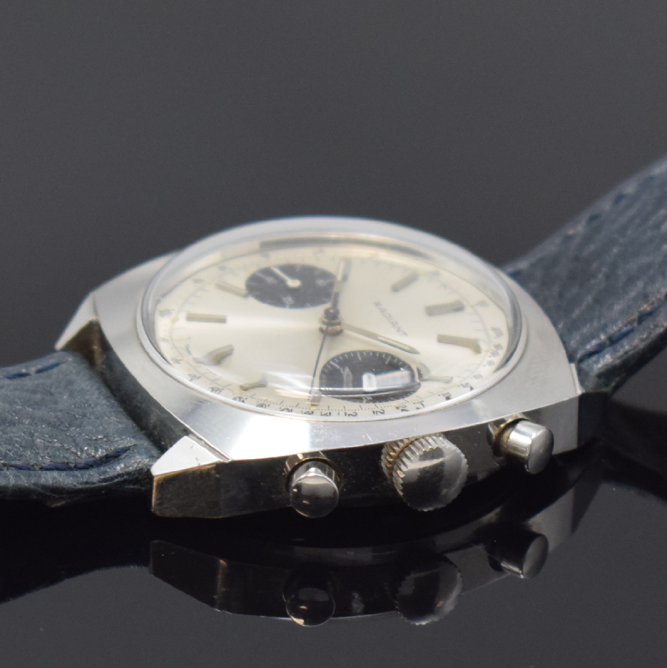 Detail b: RADIANT Armbandchronograph, Handaufzug, Schweiz um 1970, Edelstahlgeh., Boden verschr., silb. Zifferbl. m. aufgel. Indizes und Tritium-Leuchtpunkten, ...