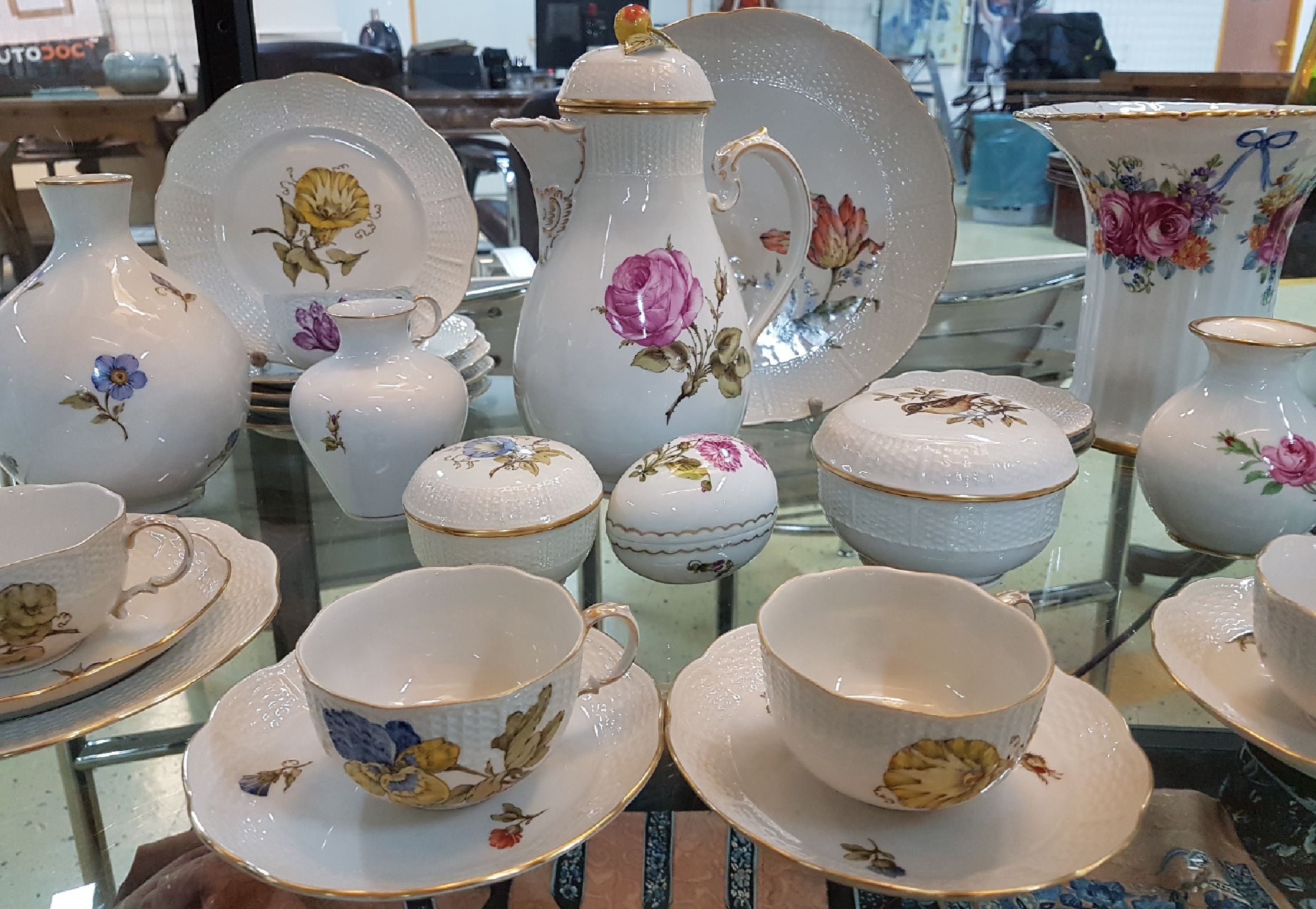 Detail a: Kaffeeservice, Ludwigsburg, 20. Jh., Blumendekor, Kaffeekanne, Zuckerdose, 6 Tassen mit Untertassen, eine Unterasse l. best., Deckeldose, sechs ...