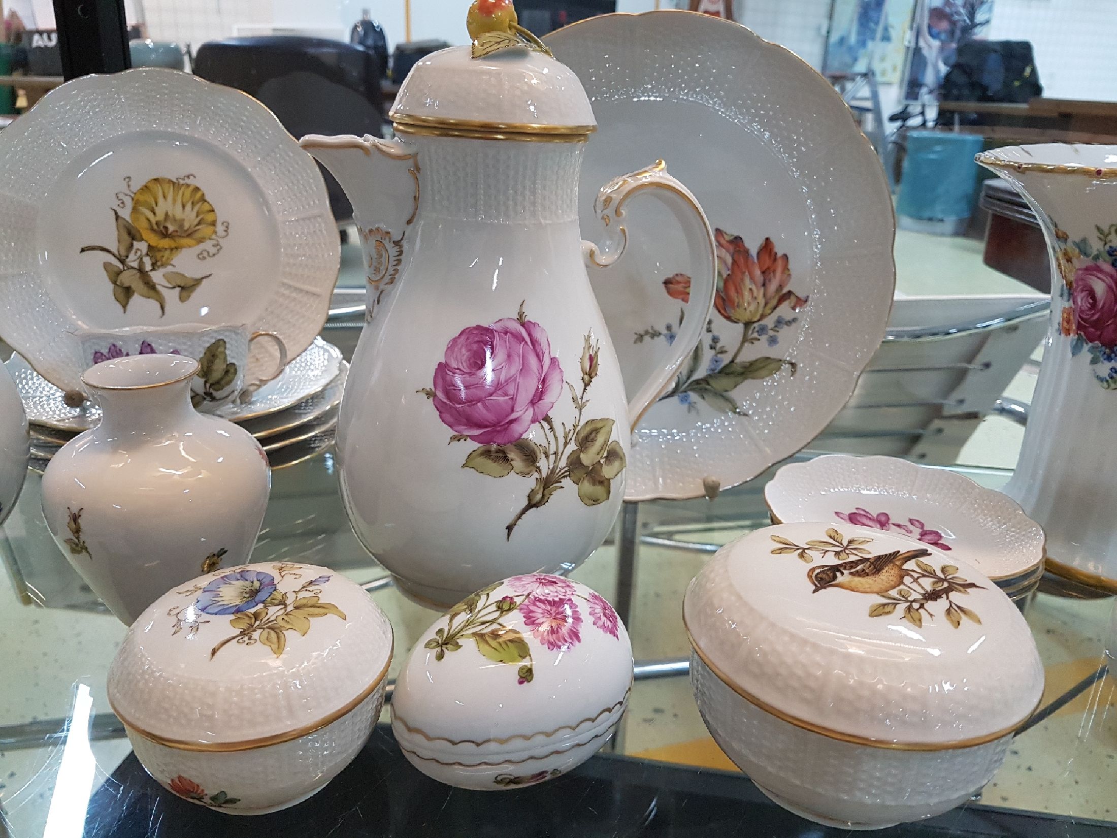 Detail d: Kaffeeservice, Ludwigsburg, 20. Jh., Blumendekor, Kaffeekanne, Zuckerdose, 6 Tassen mit Untertassen, eine Unterasse l. best., Deckeldose, sechs ...