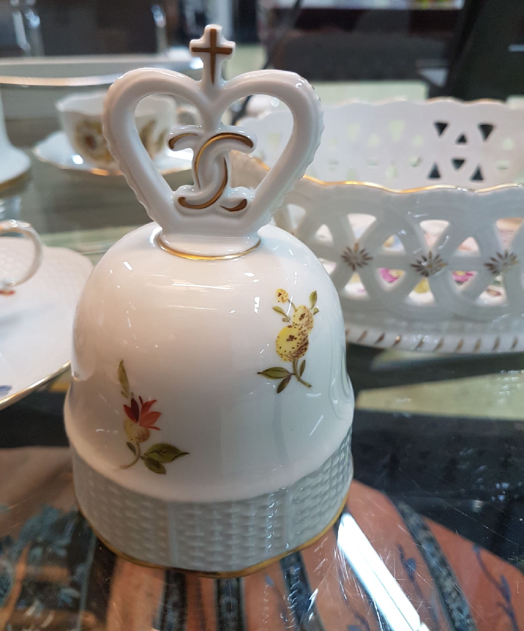 Detail e: Kaffeeservice, Ludwigsburg, 20. Jh., Blumendekor, Kaffeekanne, Zuckerdose, 6 Tassen mit Untertassen, eine Unterasse l. best., Deckeldose, sechs ...