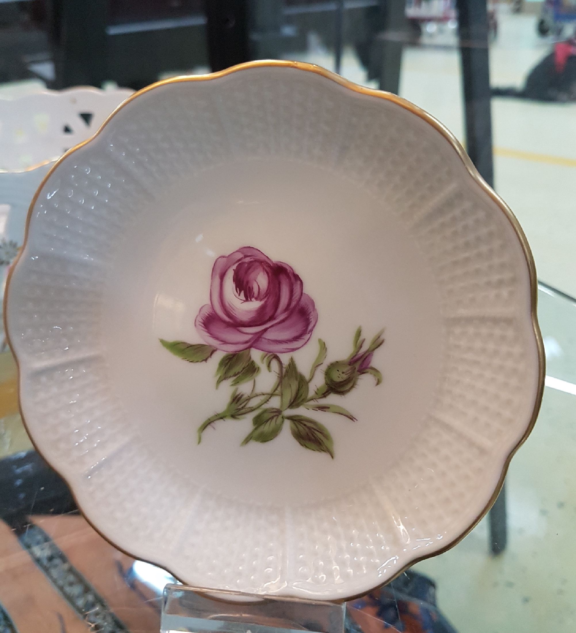 Detail f: Kaffeeservice, Ludwigsburg, 20. Jh., Blumendekor, Kaffeekanne, Zuckerdose, 6 Tassen mit Untertassen, eine Unterasse l. best., Deckeldose, sechs ...
