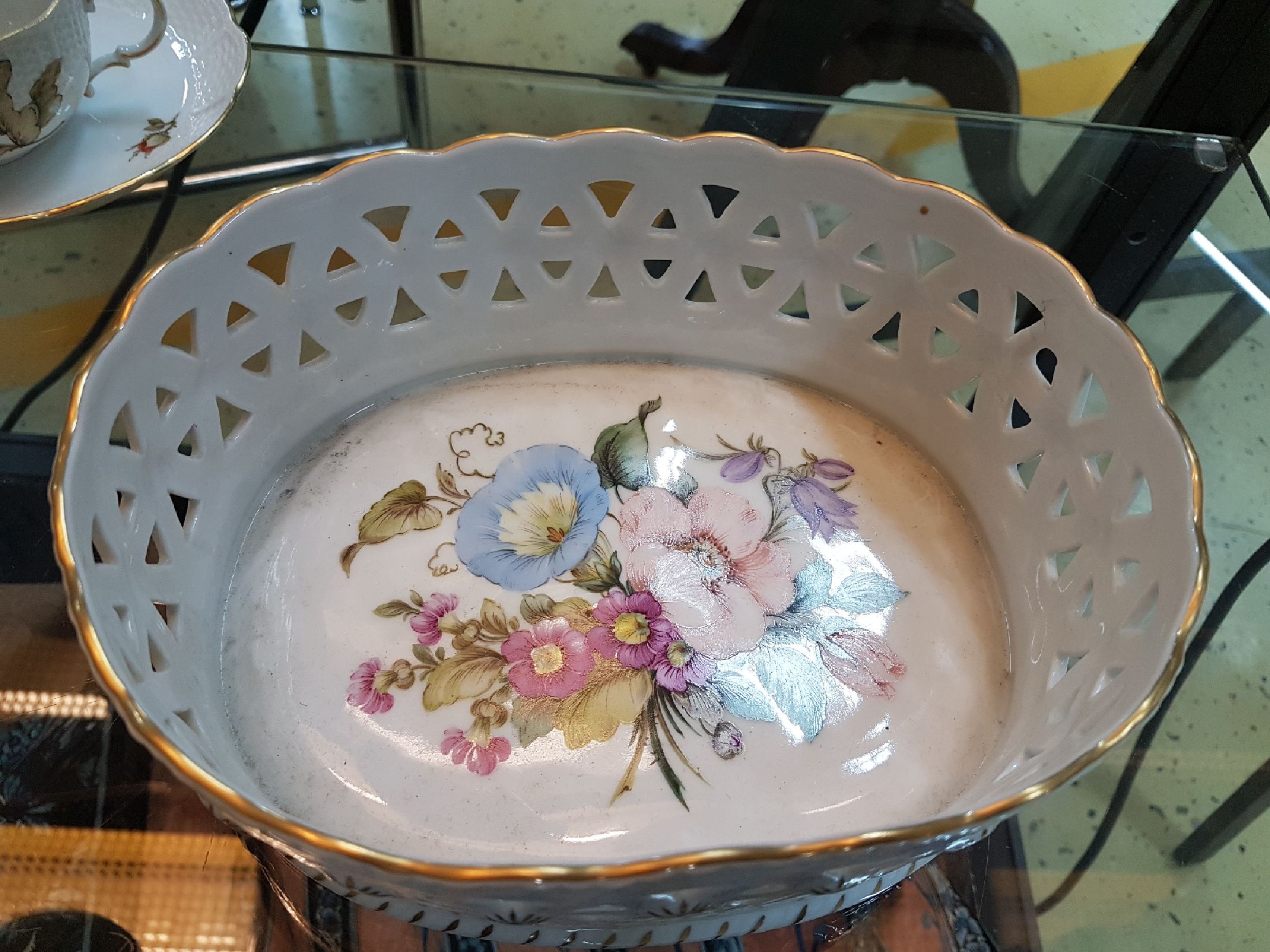 Detail g: Kaffeeservice, Ludwigsburg, 20. Jh., Blumendekor, Kaffeekanne, Zuckerdose, 6 Tassen mit Untertassen, eine Unterasse l. best., Deckeldose, sechs ...