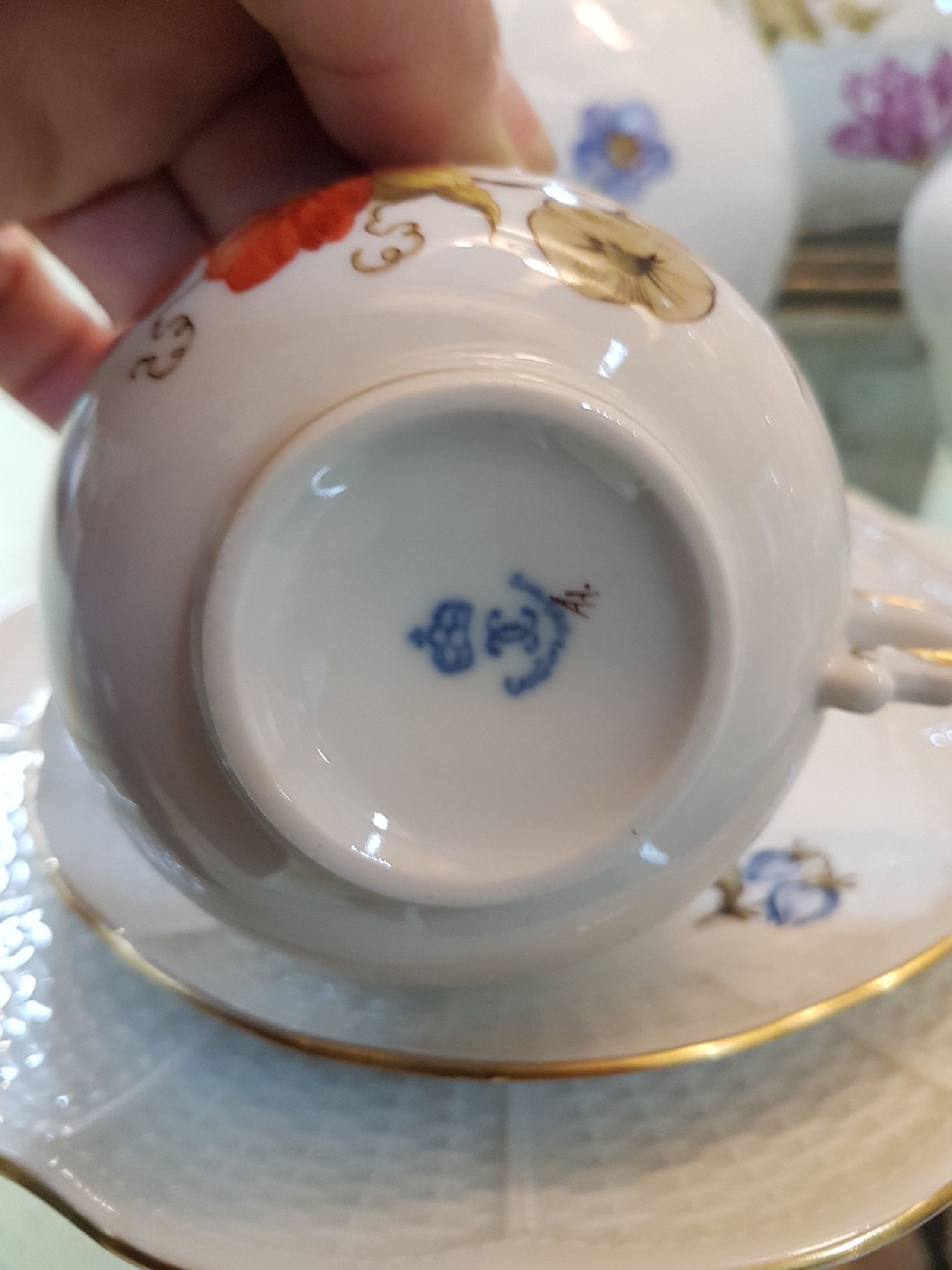 Detail h: Kaffeeservice, Ludwigsburg, 20. Jh., Blumendekor, Kaffeekanne, Zuckerdose, 6 Tassen mit Untertassen, eine Unterasse l. best., Deckeldose, sechs ...