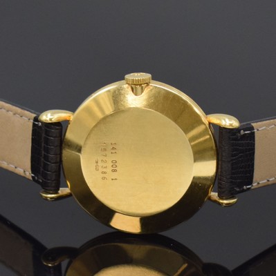 26715830c - Jaeger-LeCoultre 18k yellow gold Triple Calendar gents wristwatch reference 141.008.1, Switzerland around 1985, manual winding, snap on case back, correction at the sides in case inserted, silvered dial spotty, gilded hour- indices and Arabic numerals, gilded hands, gold-plated movement calibre P494 with fausses cotes decoration, diameter approx. 36 mm, condition 2