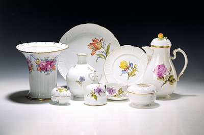 Image 26715881 - Coffee service, Ludwigsburg, 20th century, floral decoration, coffee pot, sugar bowl, 6 cups with saucers, one saucer slightly damaged, lidded box, six dessert plates, with additional parts slightly different in decor: basket bowl, lidded box in egg shape, large flower vase, H. 19 cm, two vases H. 10-17 cm, four small plates, Fürstenberg vase