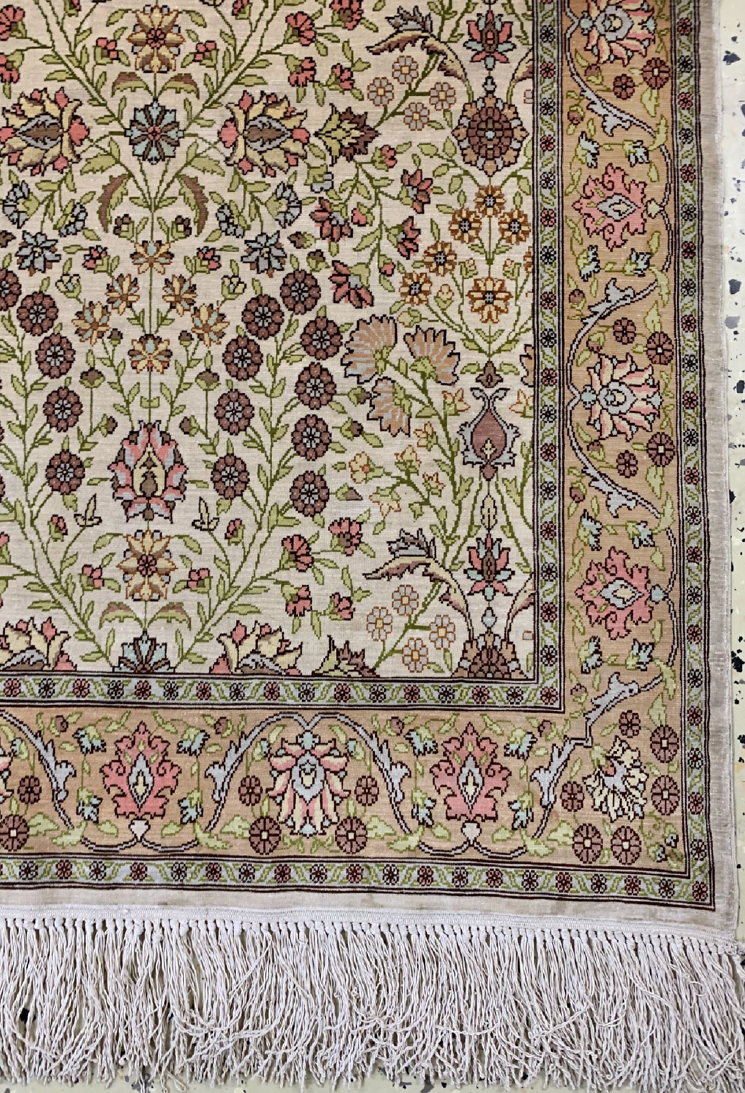 Detail a: Hereke Seide fein signiert, Türkei, um 1960, reine Naturseide, ca. 112 x 70 cm, EHZ: 1-2