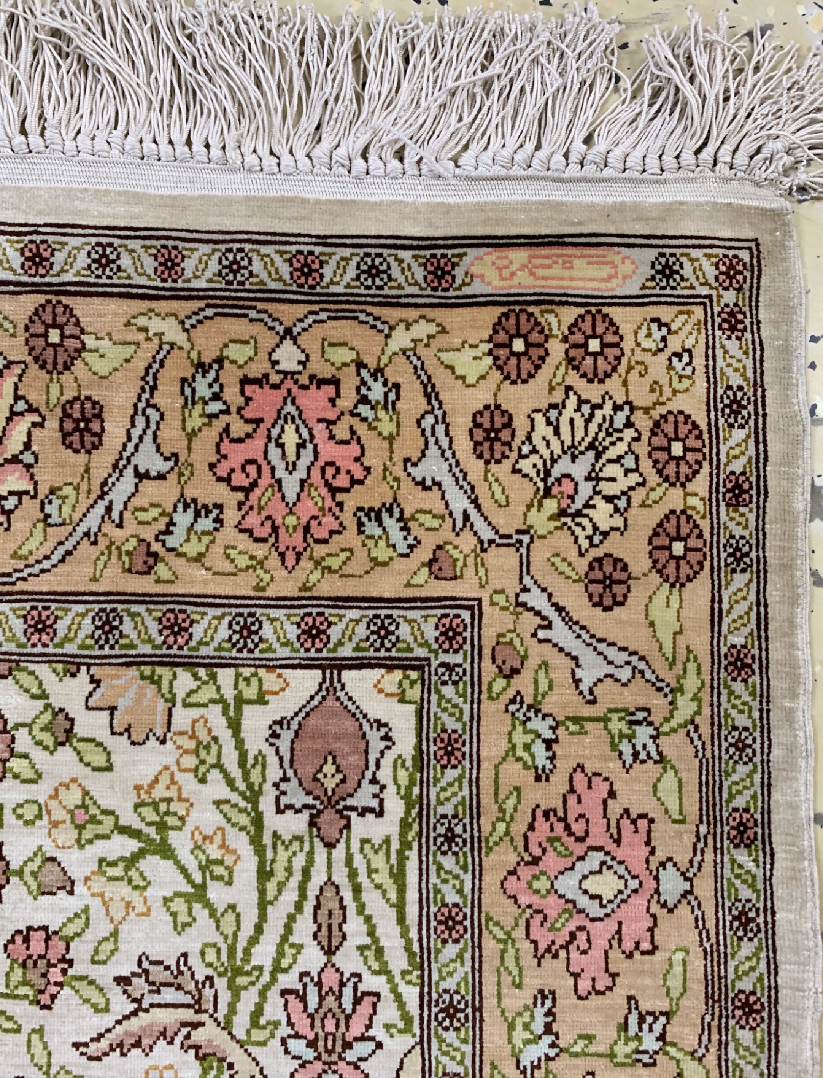 Detail b: Hereke Seide fein signiert, Türkei, um 1960, reine Naturseide, ca. 112 x 70 cm, EHZ: 1-2
