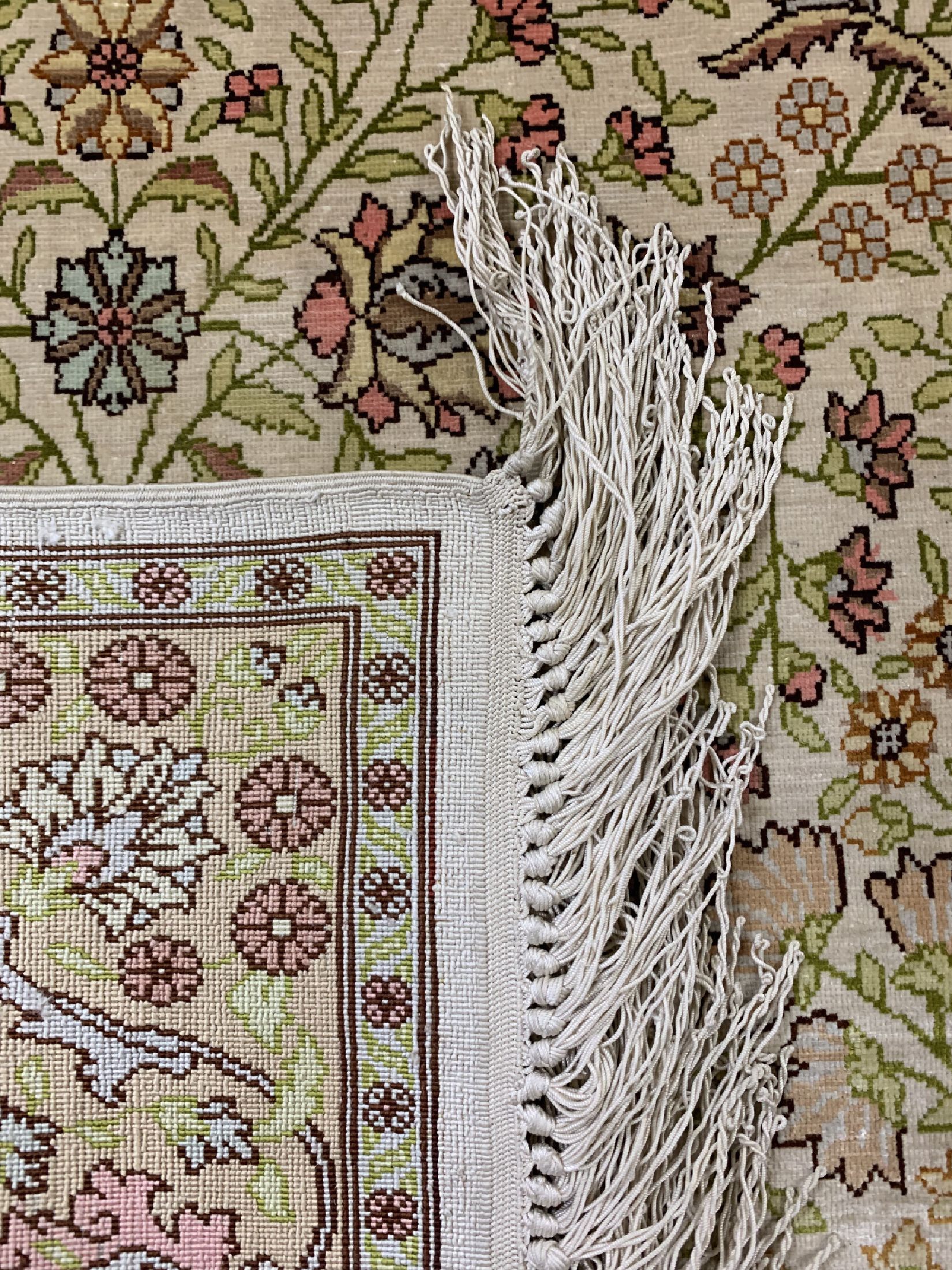 Detail e: Hereke Seide fein signiert, Türkei, um 1960, reine Naturseide, ca. 112 x 70 cm, EHZ: 1-2