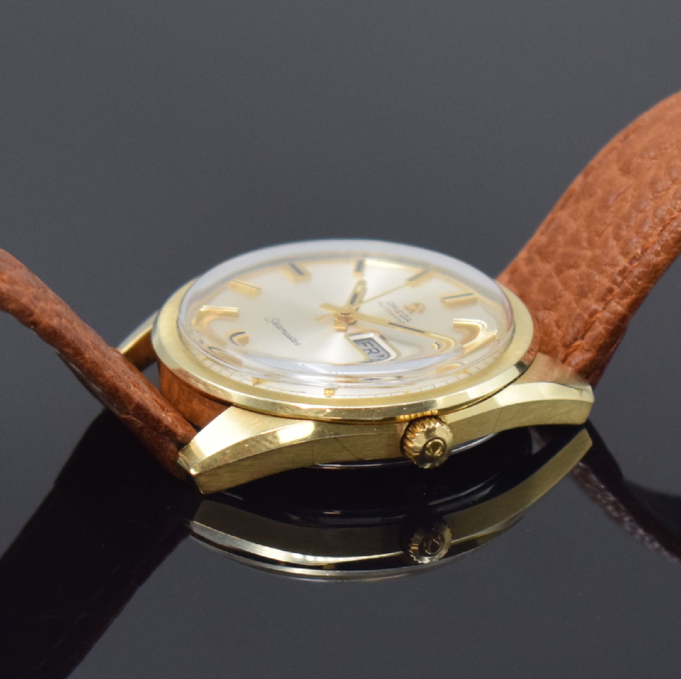 Detail b: OMEGA Seamaster Herrenarmbanduhr Referenz 166.032/168.023, Schweiz um 1968, Automatik, Stahlgeh. mit Goldhaube, Boden mit Seepferdchendarst verschr., ...