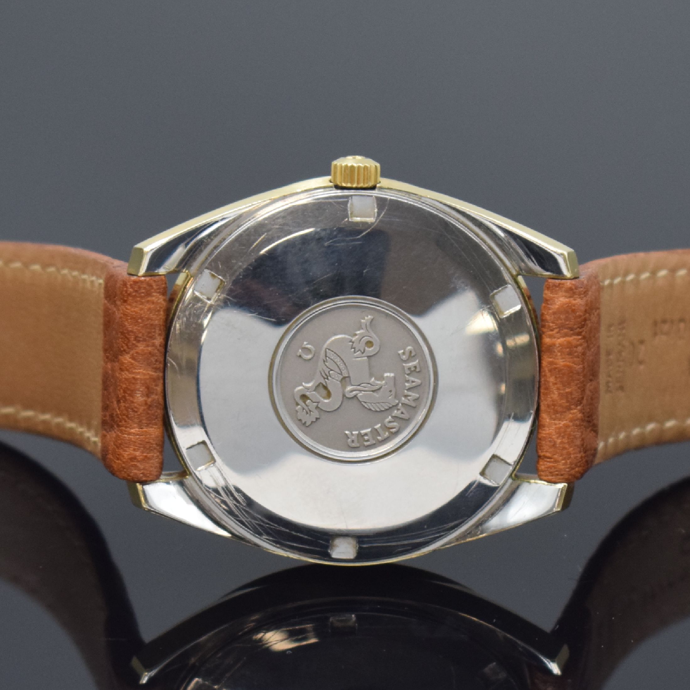 Detail c: OMEGA Seamaster Herrenarmbanduhr Referenz 166.032/168.023, Schweiz um 1968, Automatik, Stahlgeh. mit Goldhaube, Boden mit Seepferdchendarst verschr., ...