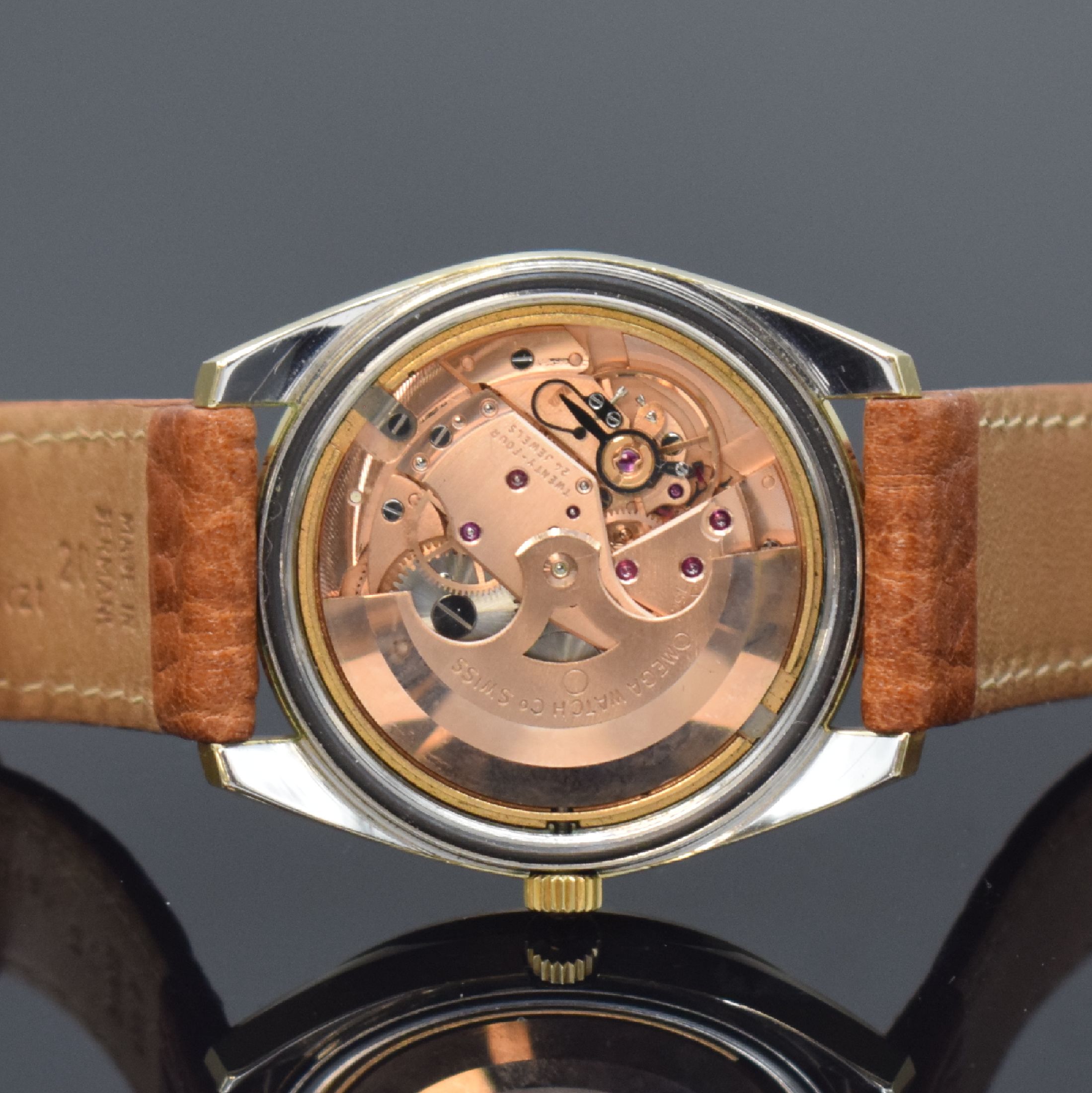 Detail e: OMEGA Seamaster Herrenarmbanduhr Referenz 166.032/168.023, Schweiz um 1968, Automatik, Stahlgeh. mit Goldhaube, Boden mit Seepferdchendarst verschr., ...