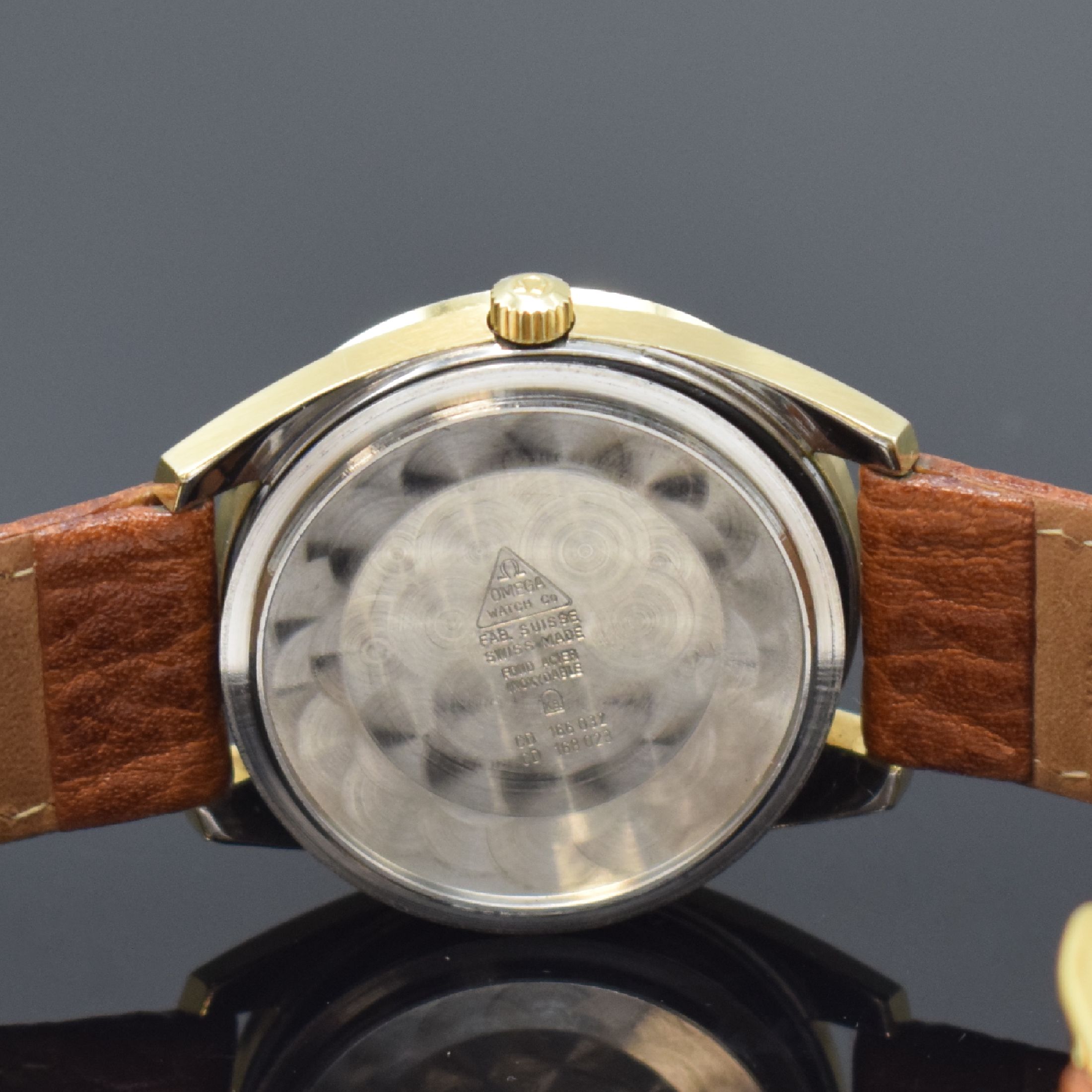 Detail f: OMEGA Seamaster Herrenarmbanduhr Referenz 166.032/168.023, Schweiz um 1968, Automatik, Stahlgeh. mit Goldhaube, Boden mit Seepferdchendarst verschr., ...