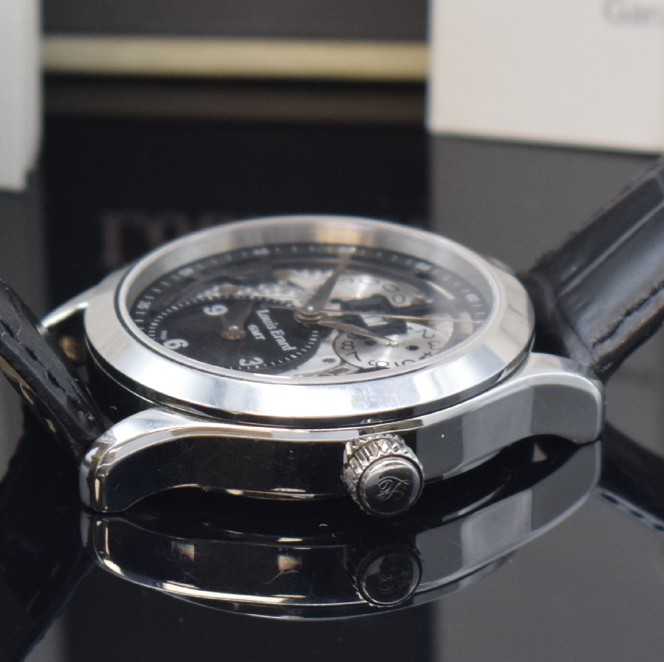 Detail c: LOUIS ERARD Herrenarmbanduhr 1931 GMT Skeleton Big Date Referenz 94205AA02, Automatik, Edelstahlgeh. inkl. orig. Lederband m. dopp. Faltschl., beids. ...