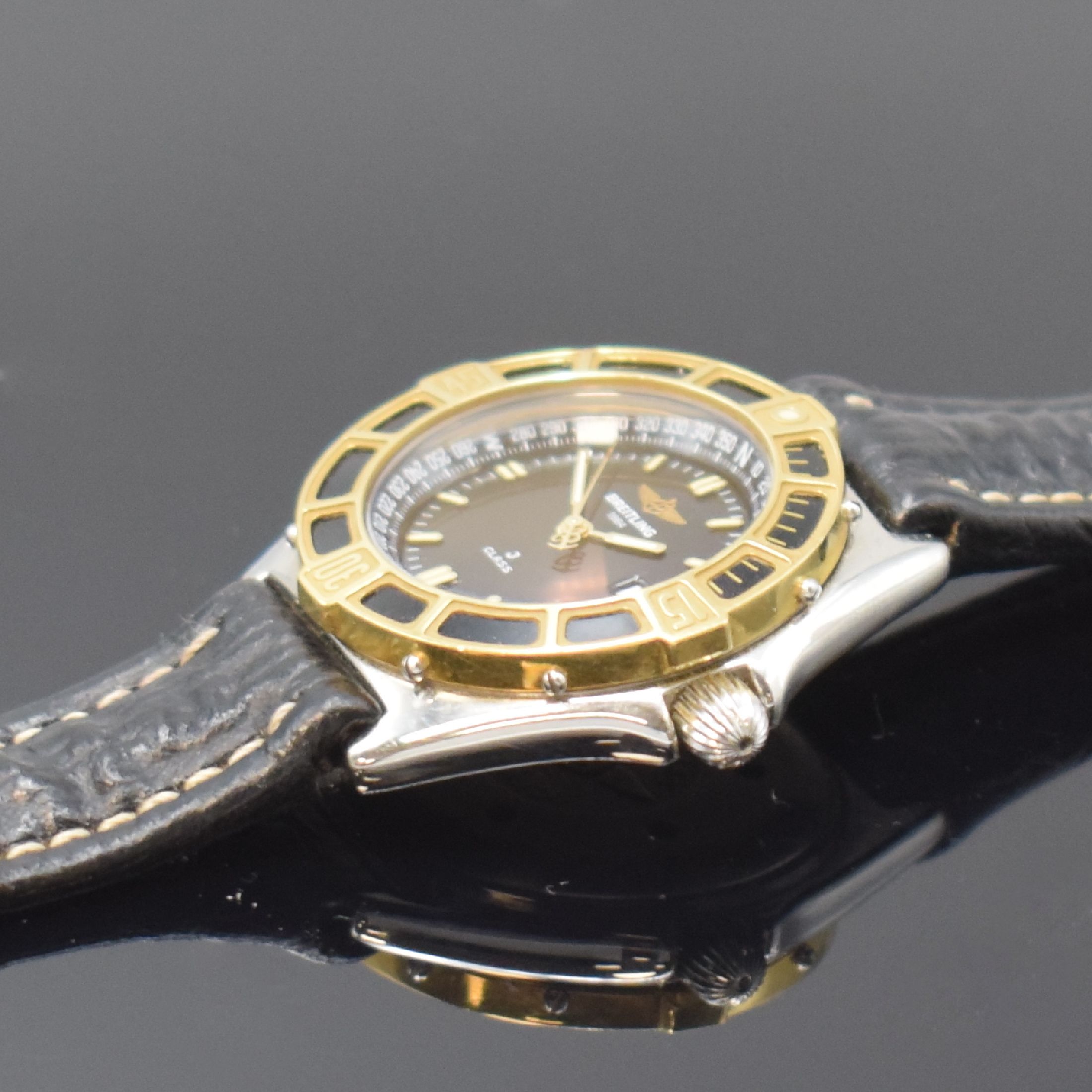 Detail c: BREITLING J Class Damenarmbanduhr in Stahl, Schweiz um 1990, quarz, orig. Lederband m. Dornschl., Boden u. Krone verschr., Goldlünette eins. drehb., ...