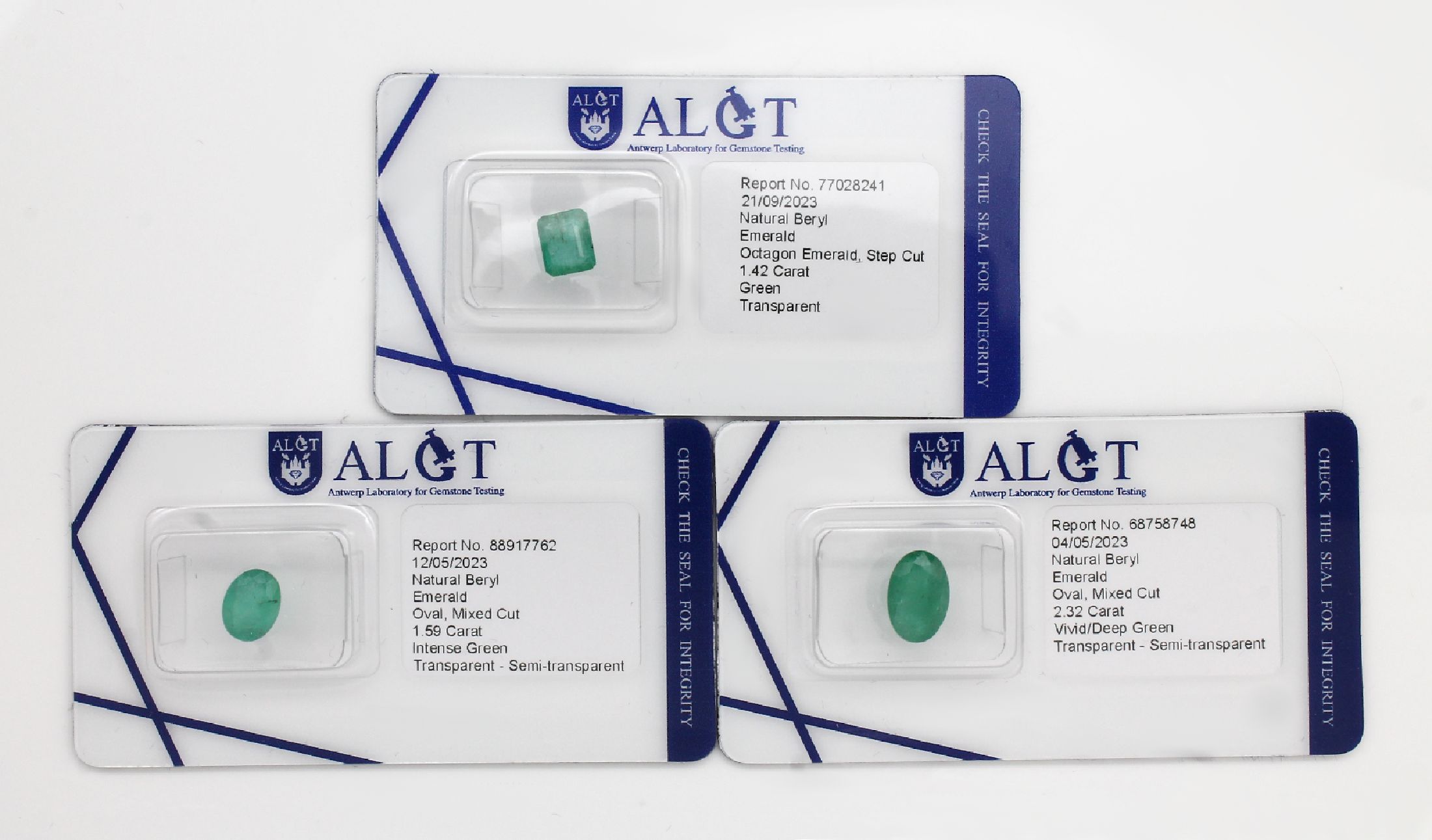 Lot 3 lose Smaragde zus. ca. 5.33 ct: , 1 x ovalfacett. 2.32 ct, Vivid/Deep Green, semitransparent; 1 x ovalfacett. 1.59 ct, intense Green, ...
