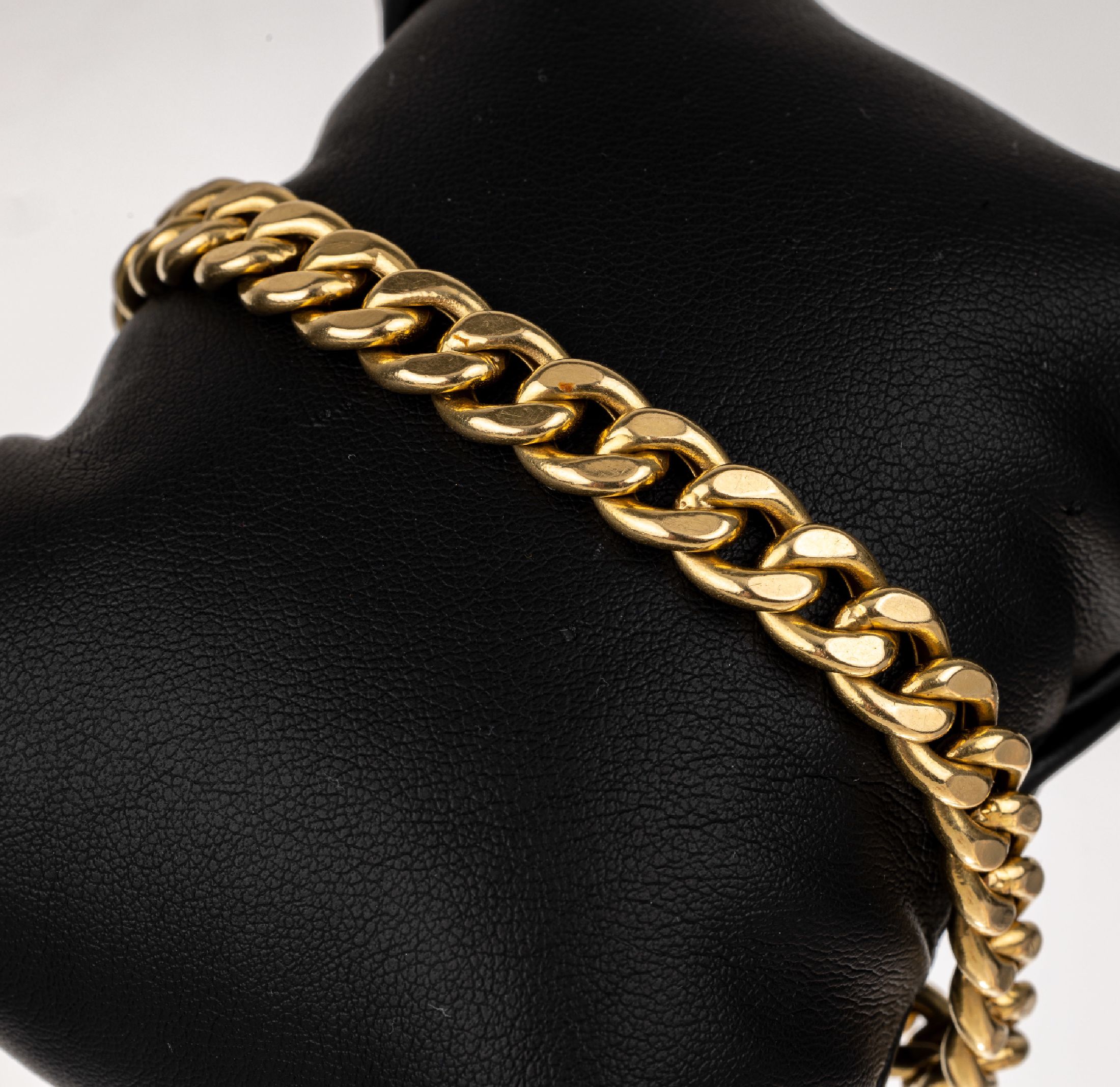 18 kt Gold Flachpanzerarmband, GG 750/000, L. ca. 21 cm, Kastenschloss mit Sicherheitsacht, ca. 20.4 g