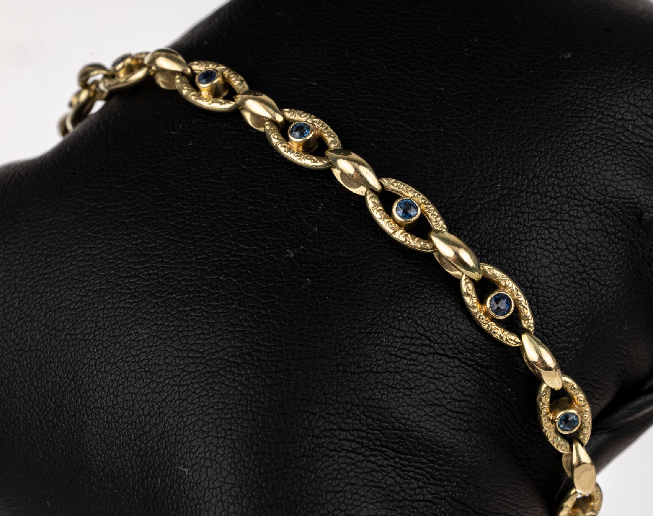 14 kt Gold Saphir-Armband, GG 585/000, kl. rundfacett. Saphire, L. ca. 21 cm, Kastenschloss mit doppelter Sicherheitsacht, ca. 9.8 g