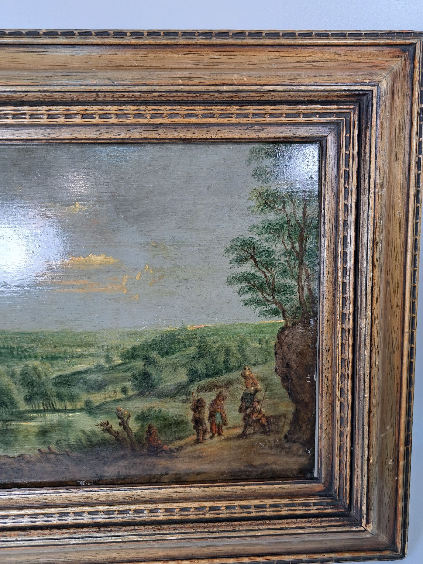Detail c: Unbekannter Maler, um 1700, Personen vor weiter, bewaldeter, Hügellandschaft, Öl/Holzplatte, ca. 23x33.5 cm, l.Alterssp., Rahmen ca. 36.5x46 cm