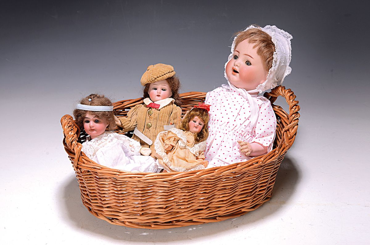 Babypuppe Simon & Halbig und drei Puppenstubenpuppen, um 1900/15, a. Simon & Halbig 126, Babymassekörper, zwei Zähne, offener Mund, Mohairperücke, ...
