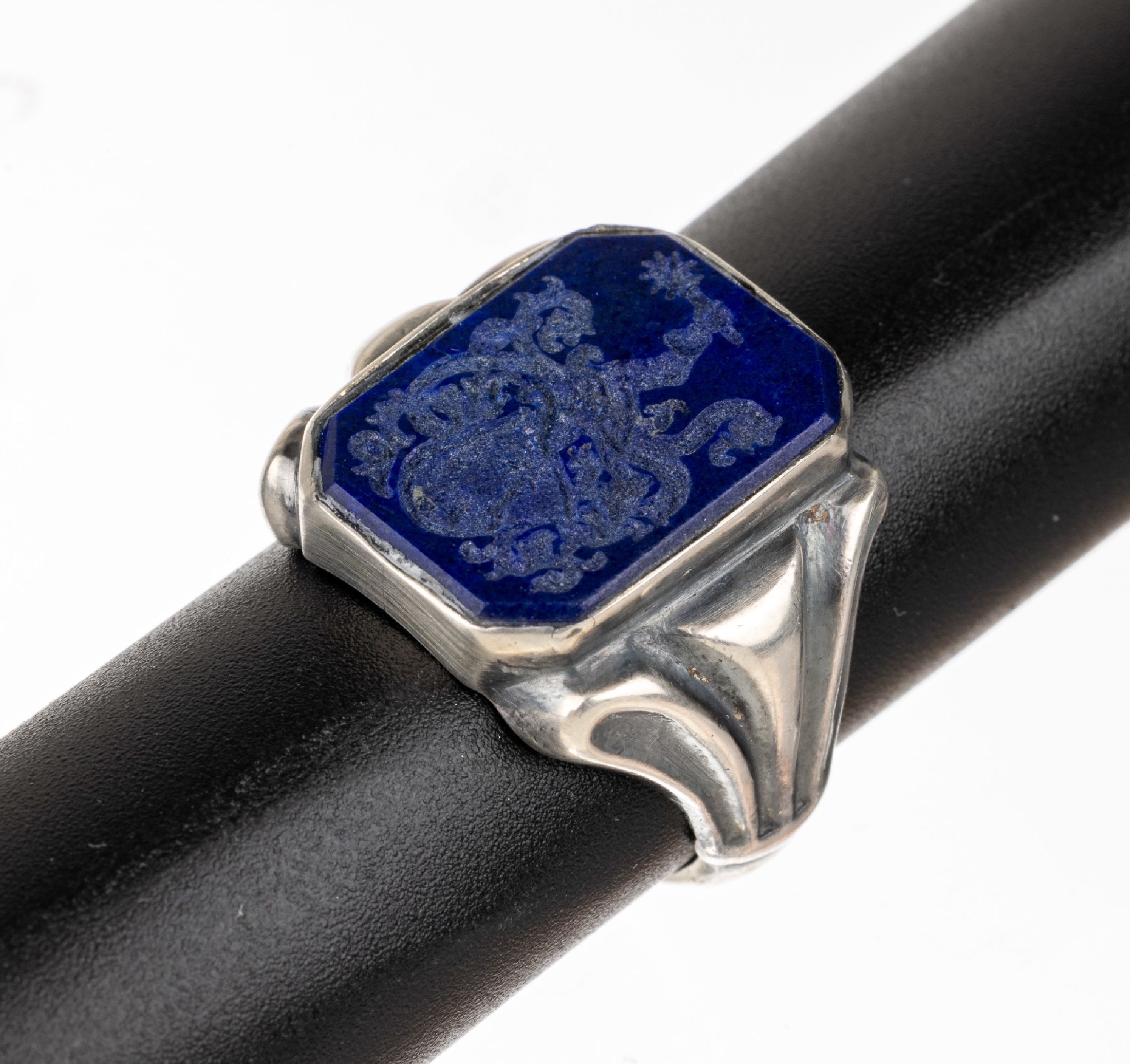 Lapislazuli-Siegelring, Silber, Lapislazulieinlage mit Wappengravur, Ringschultern grav., RW 59, Siegelabdruck anbei