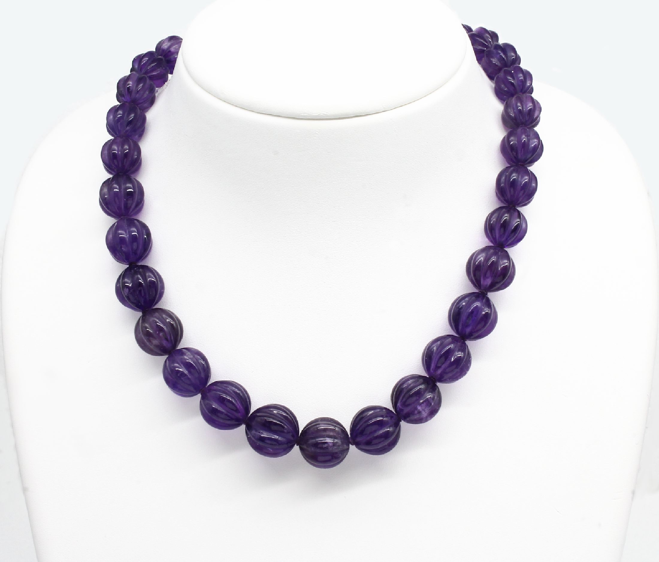 Amethyst-Collier, Amethystkugeln gerieft ca. 13 mm, L. ca. 49 cm, Ringschließe 925er Silber