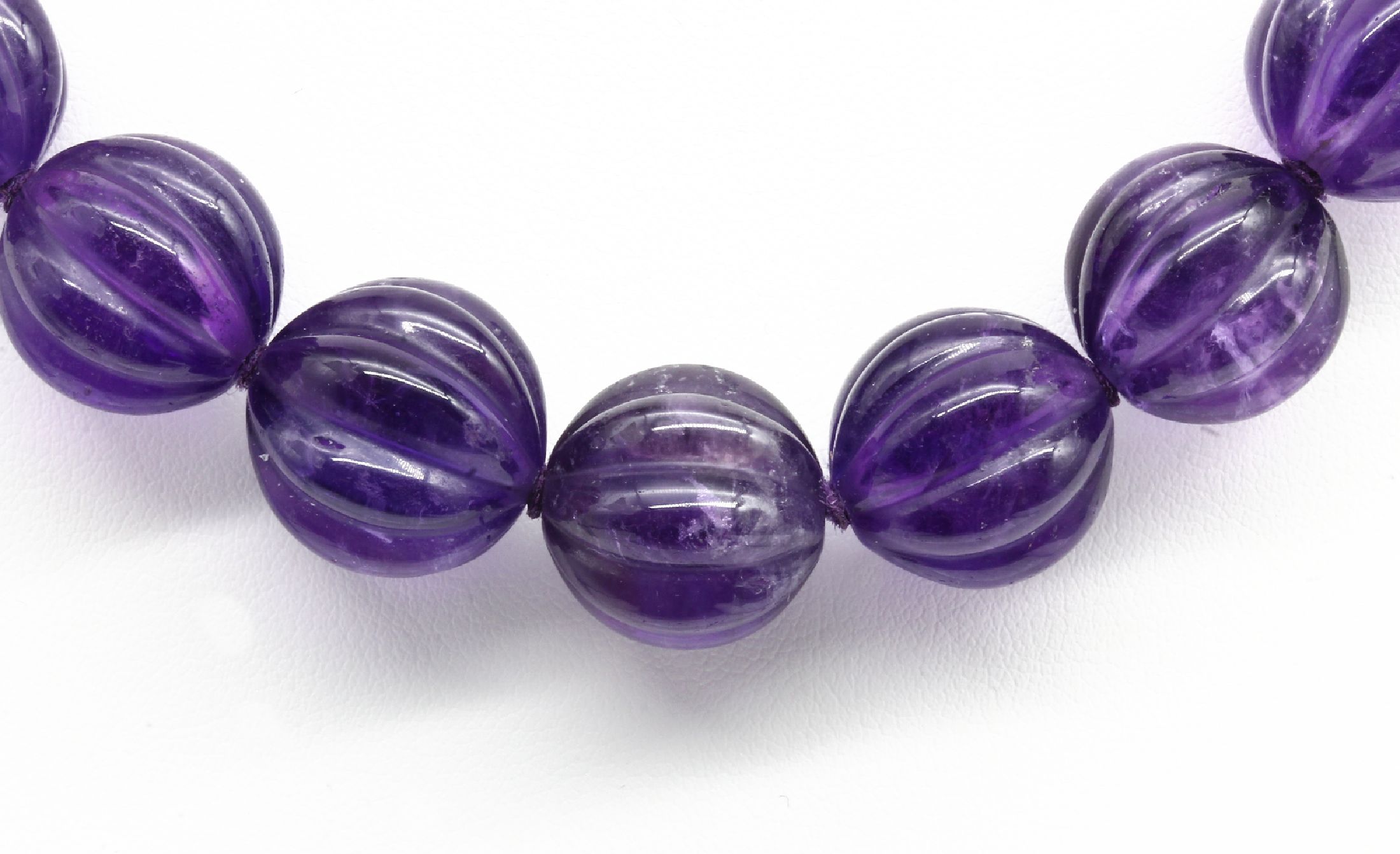 Detail a: Amethyst-Collier, Amethystkugeln gerieft ca. 13 mm, L. ca. 49 cm, Ringschließe 925er Silber