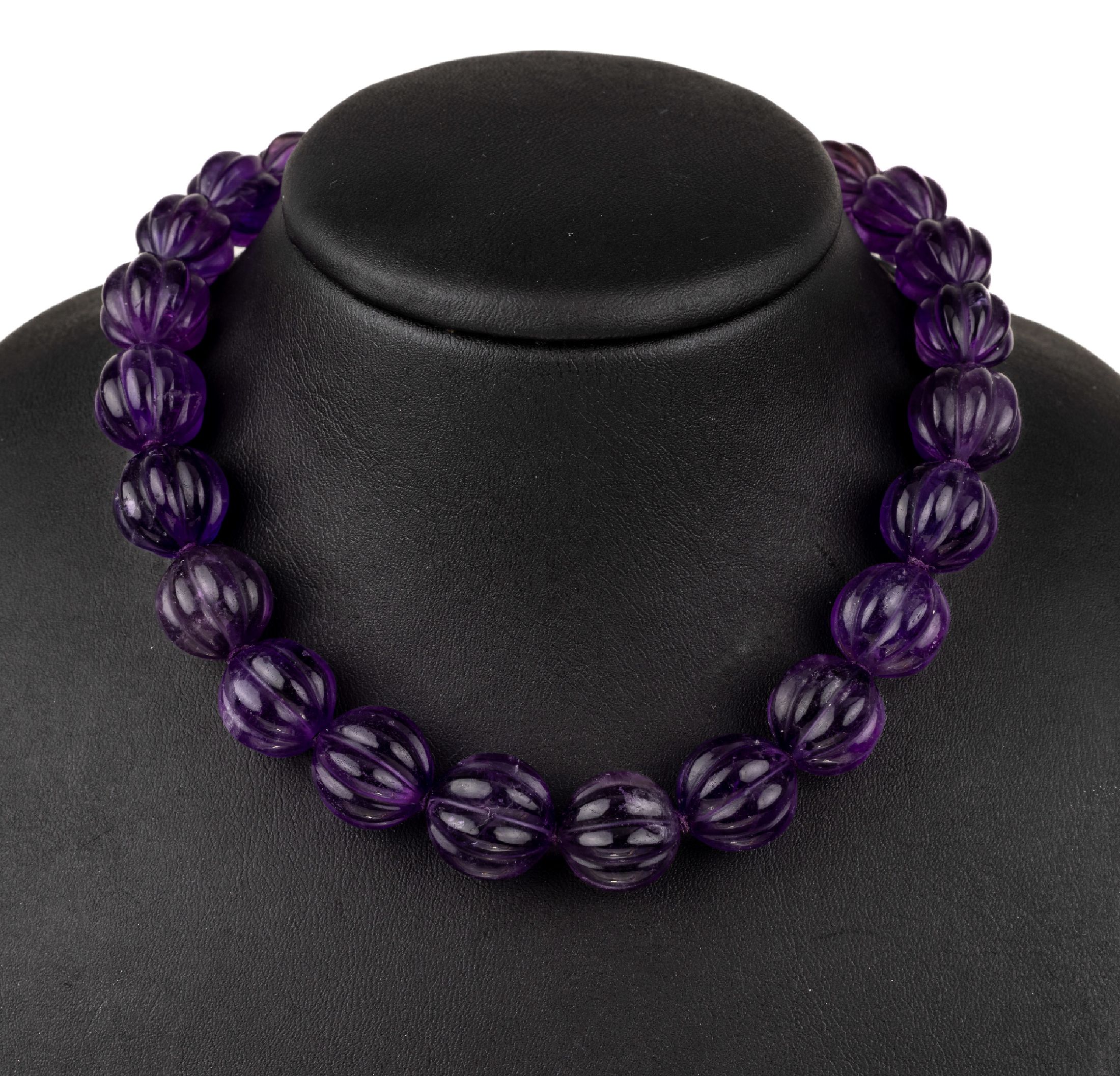 Detail b: Amethyst-Collier, Amethystkugeln gerieft ca. 13 mm, L. ca. 49 cm, Ringschließe 925er Silber