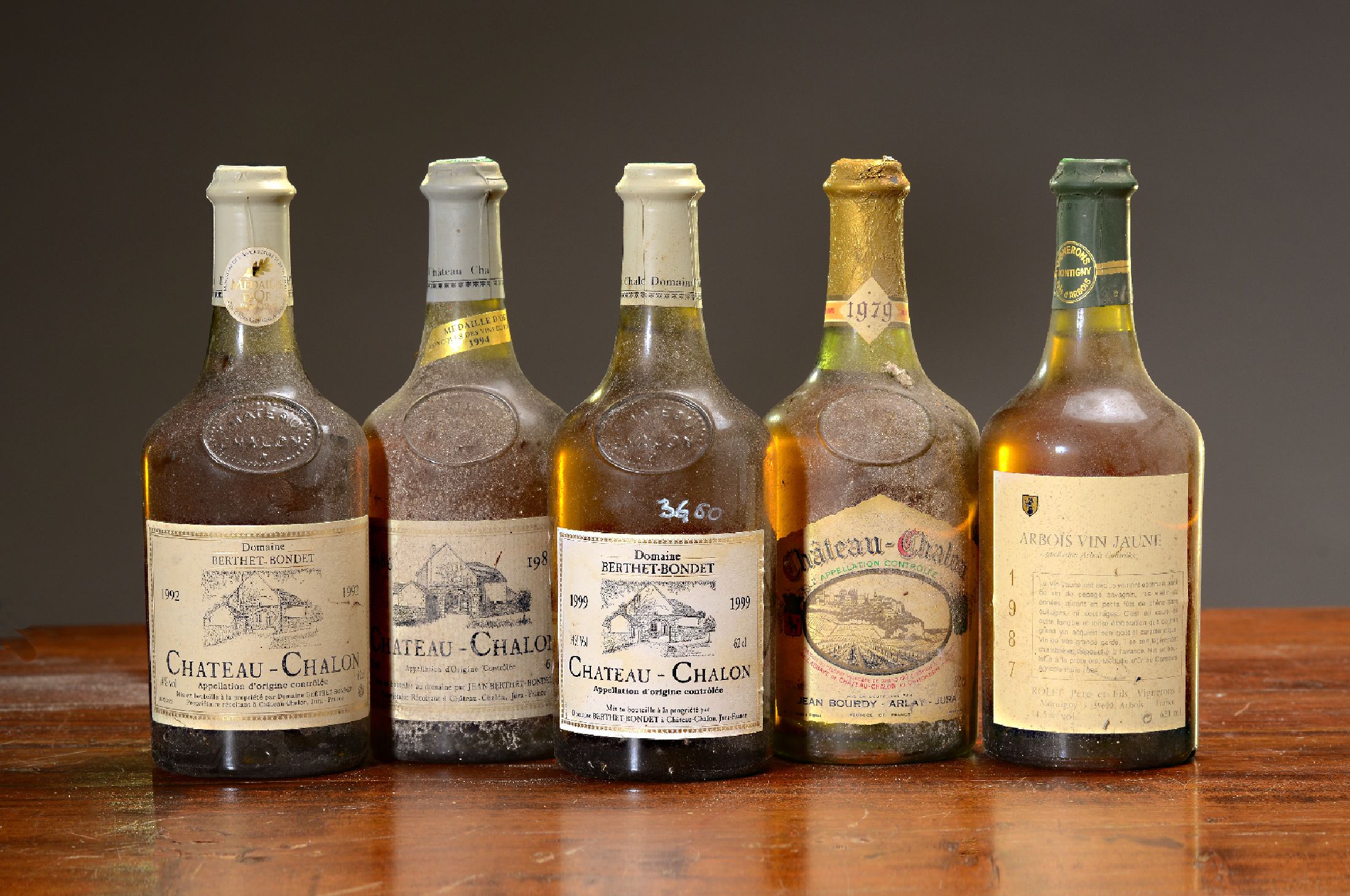 7 Flaschen Chateau Chalon, 1979/2x 1986/1989/1992/1994/1999 und zwei Flaschen 1986 Arbois Vin Jaune, Rolet Pere et fils, 62 cl, 13% vol, Füllstand ...