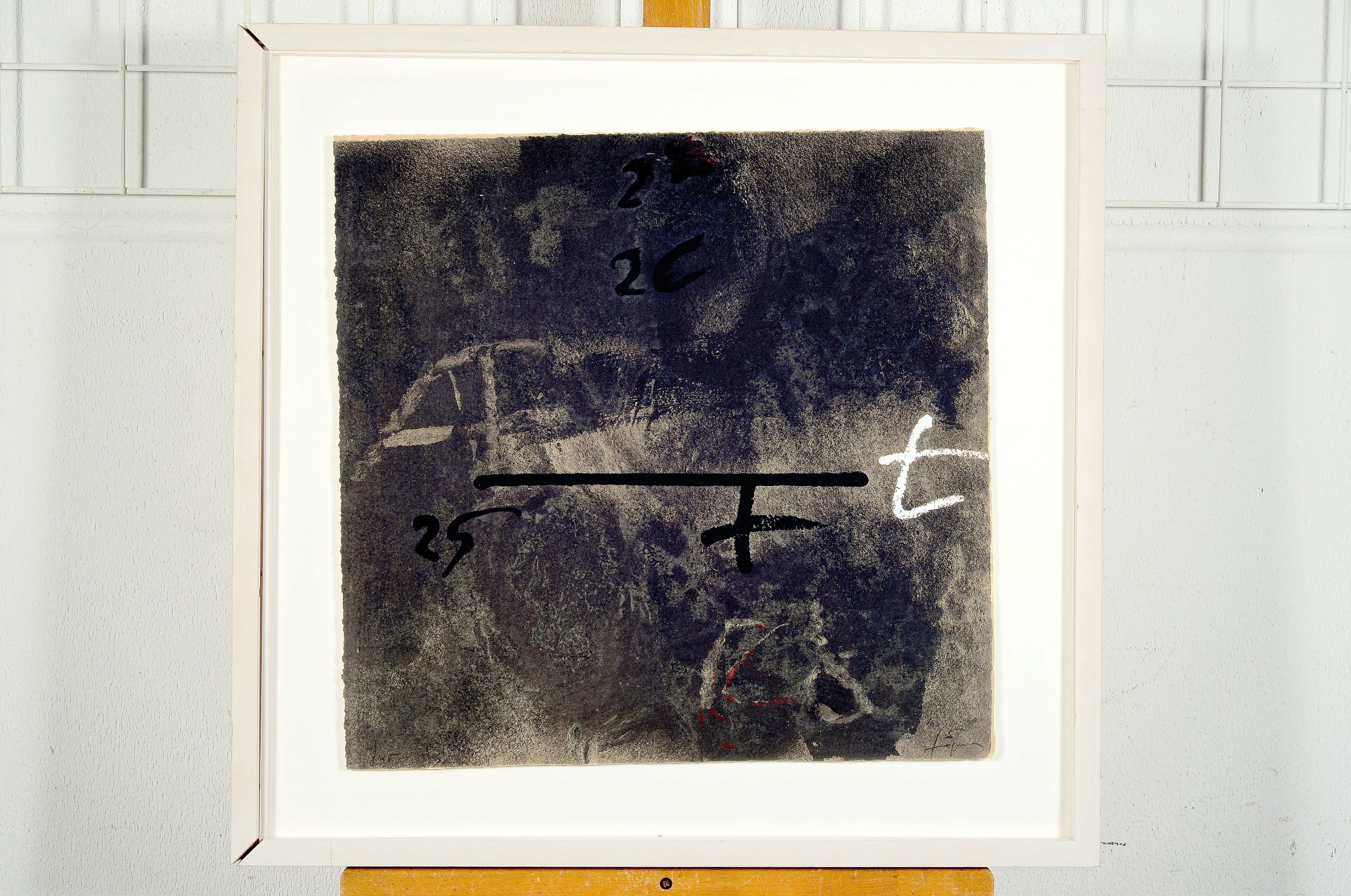 Detail k: Antoni Tapies, 1923-2012 Barcelona, Radierung/Carborundum auf kräftigem Bütten, "Signes negres sobre gris", 2000, Ed. 45/45, rechts unten ...