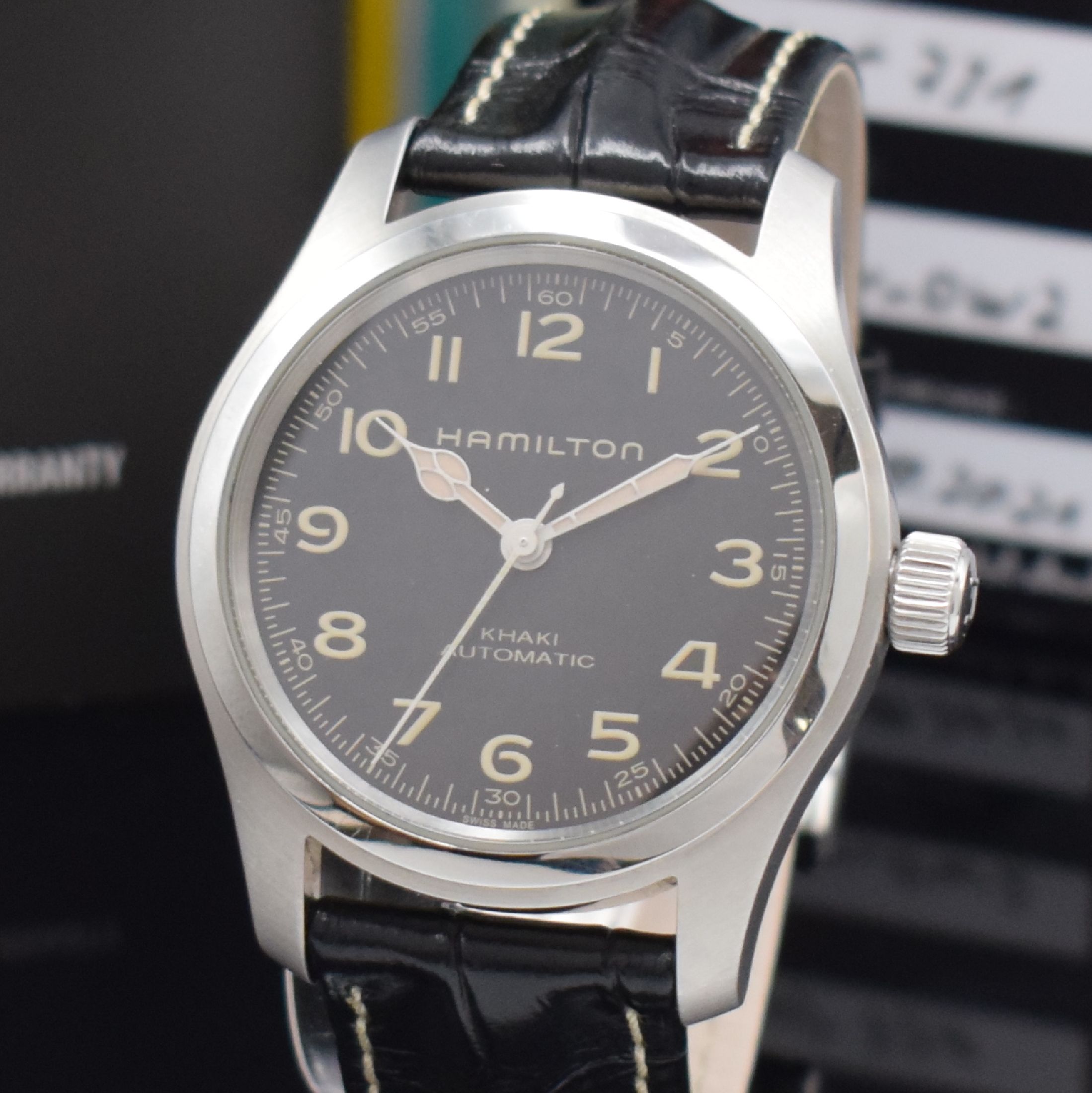 Detail a: HAMILTON Herrenarmbanduhr Khaki Field Murph Referenz H70605731 mit auf 2555 Stück limitierten "tesseract" Sonderetui, Automatik, ...