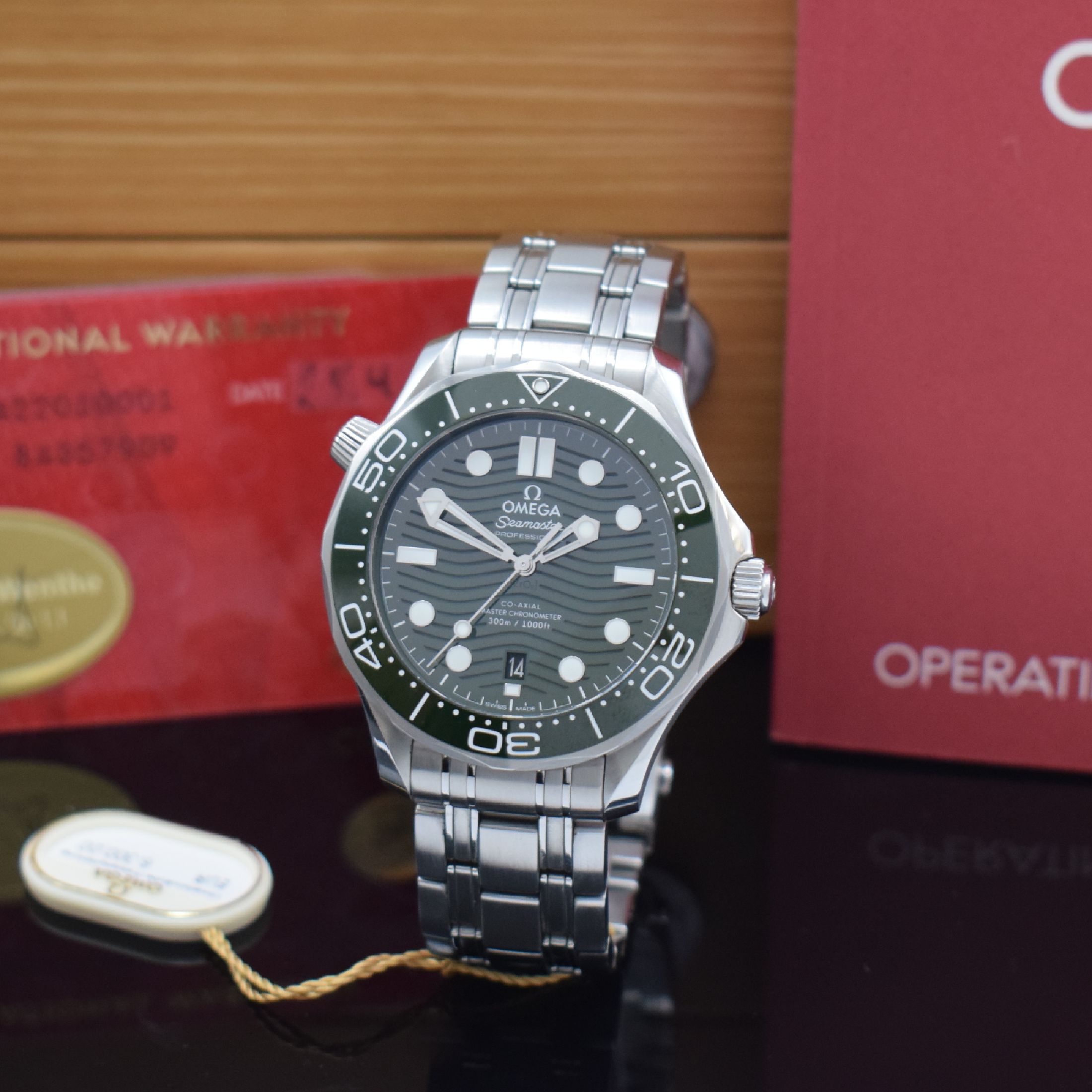 OMEGA Herrenarmbanduhr Seamaster Diver 300 M Referenz 210.30.42.20.10.001, Automatik, Chronometer in Edelstahl inkl. Gliederband m. Faltschl., beids. ...