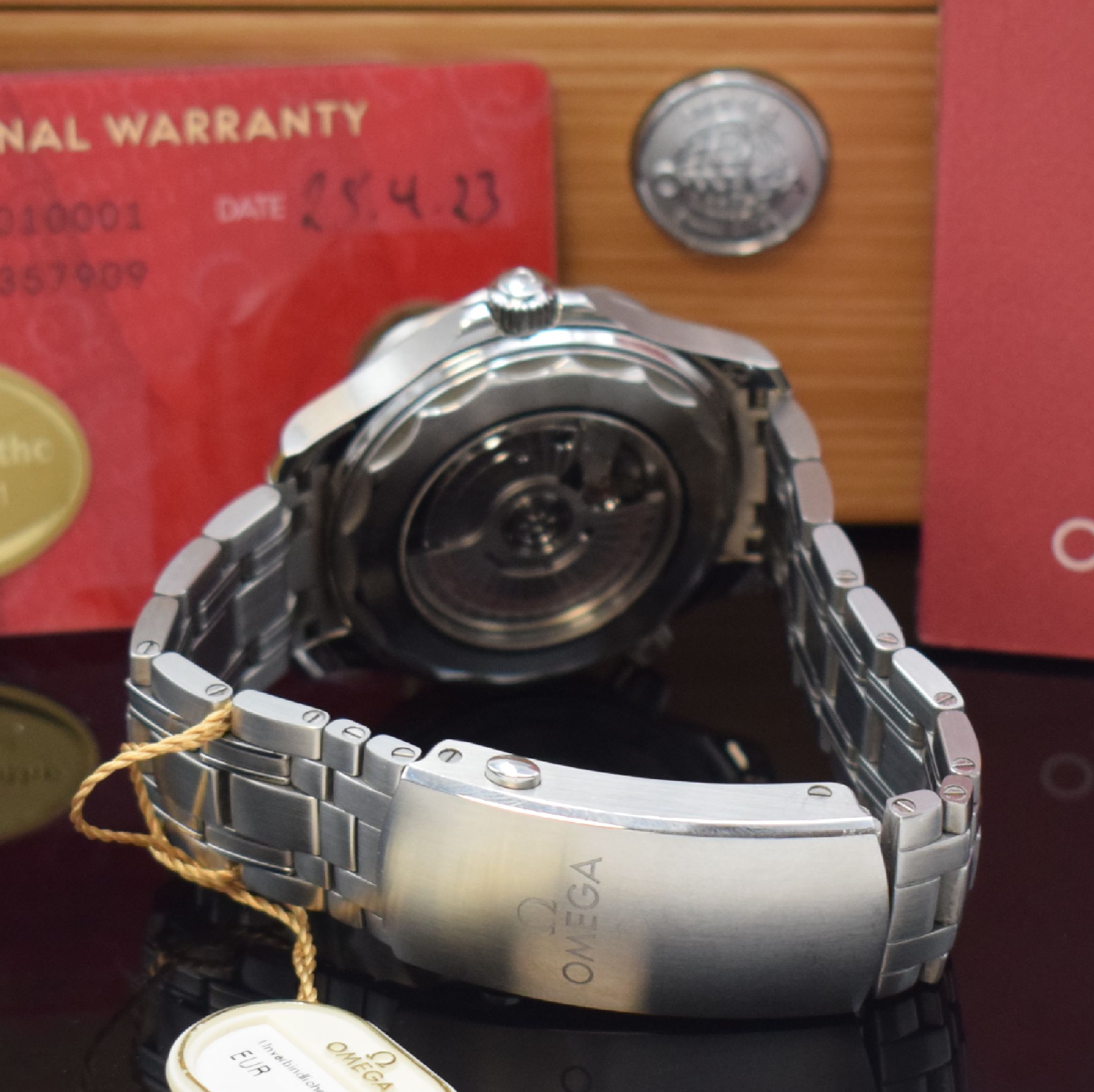 Detail b: OMEGA Herrenarmbanduhr Seamaster Diver 300 M Referenz 210.30.42.20.10.001, Automatik, Chronometer in Edelstahl inkl. Gliederband m. Faltschl., beids. ...