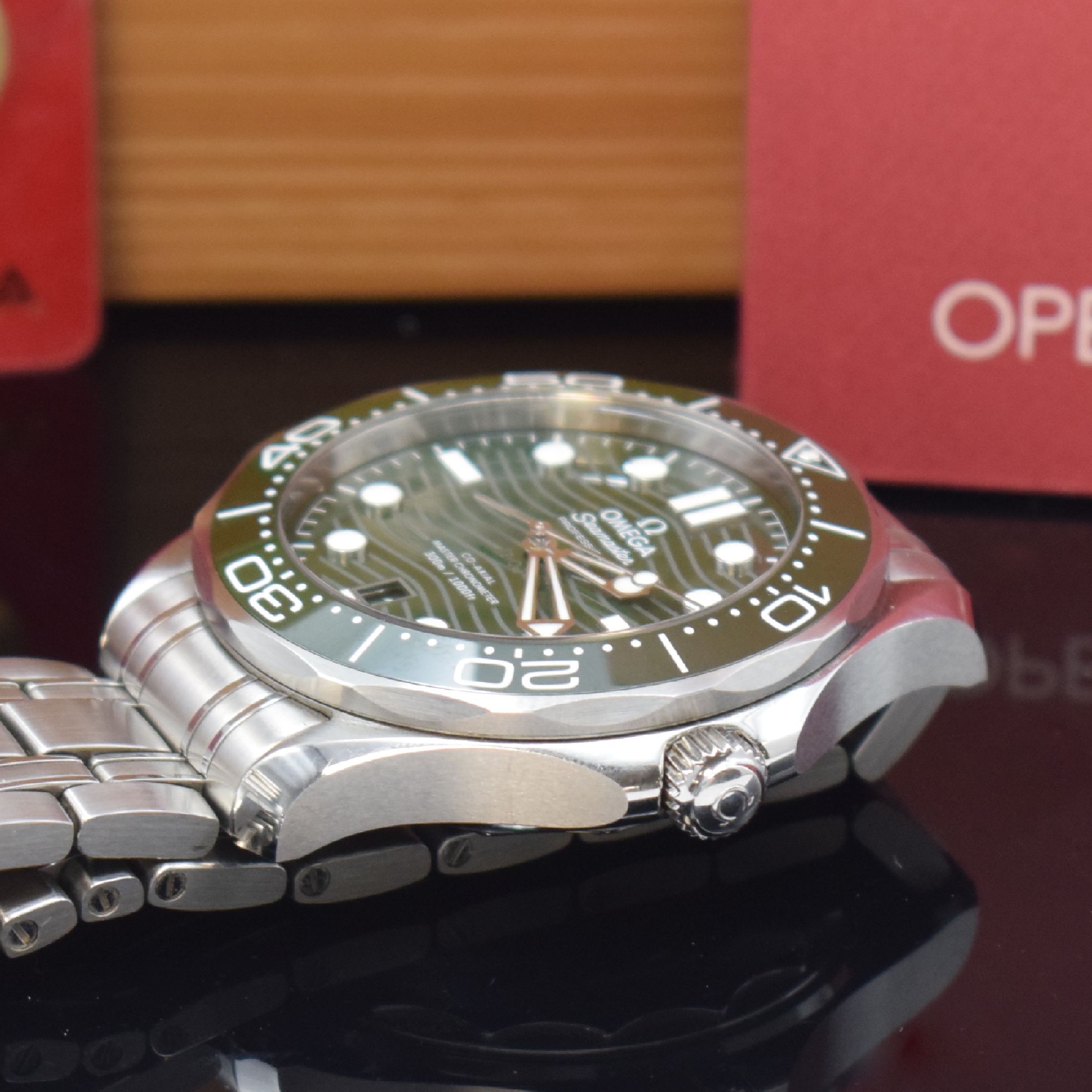 Detail c: OMEGA Herrenarmbanduhr Seamaster Diver 300 M Referenz 210.30.42.20.10.001, Automatik, Chronometer in Edelstahl inkl. Gliederband m. Faltschl., beids. ...