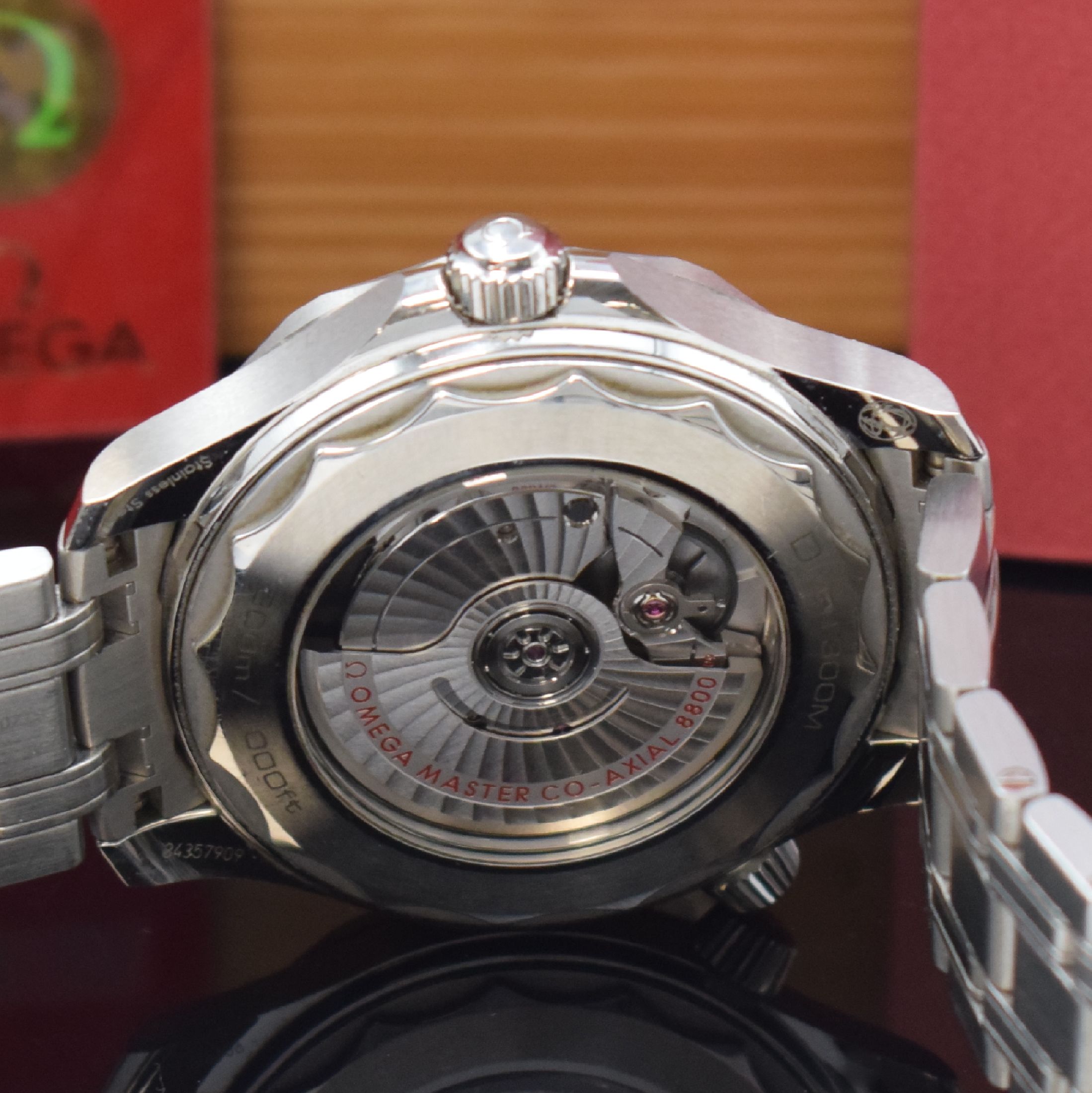 Detail d: OMEGA Herrenarmbanduhr Seamaster Diver 300 M Referenz 210.30.42.20.10.001, Automatik, Chronometer in Edelstahl inkl. Gliederband m. Faltschl., beids. ...