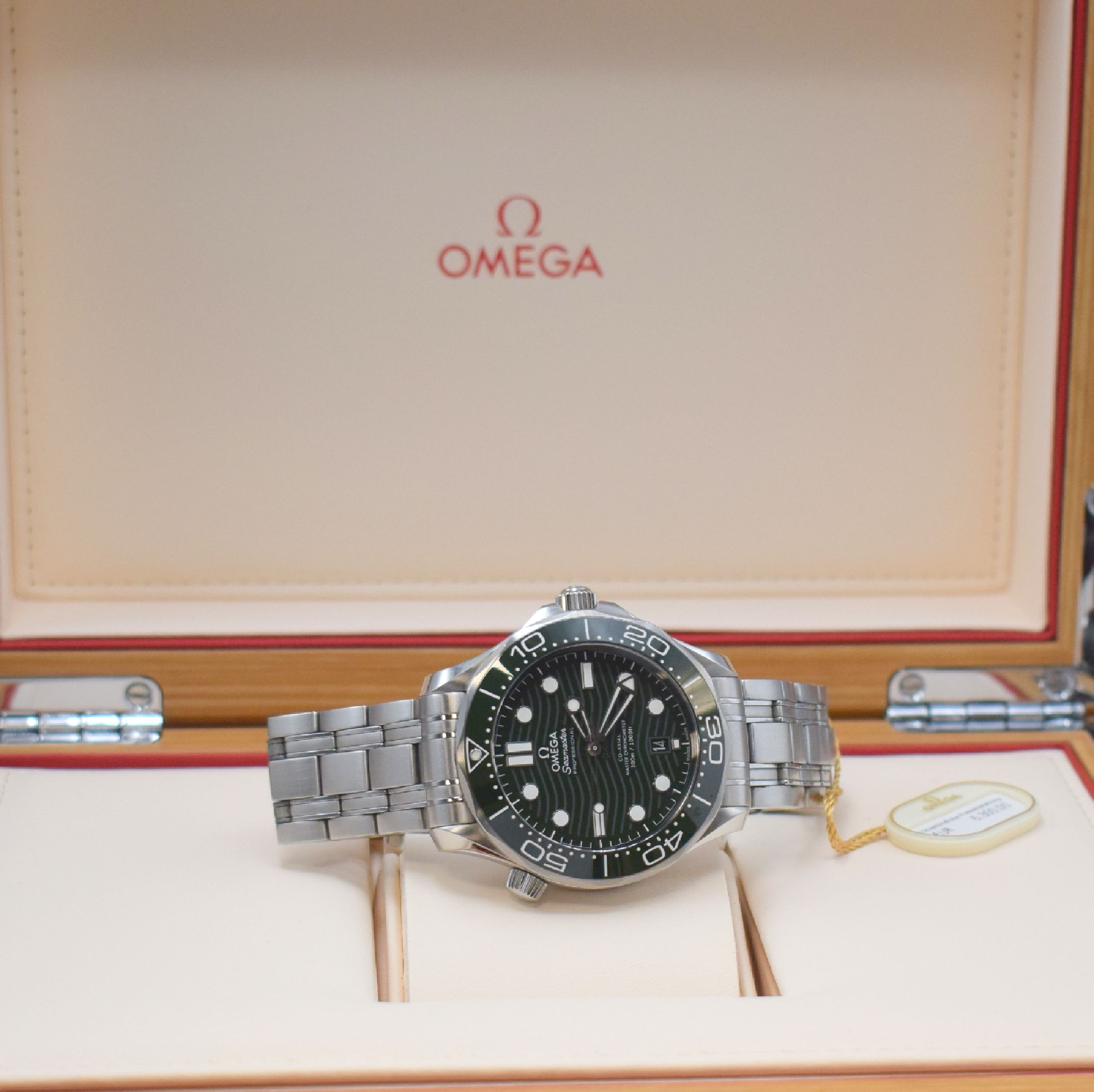 Detail f: OMEGA Herrenarmbanduhr Seamaster Diver 300 M Referenz 210.30.42.20.10.001, Automatik, Chronometer in Edelstahl inkl. Gliederband m. Faltschl., beids. ...