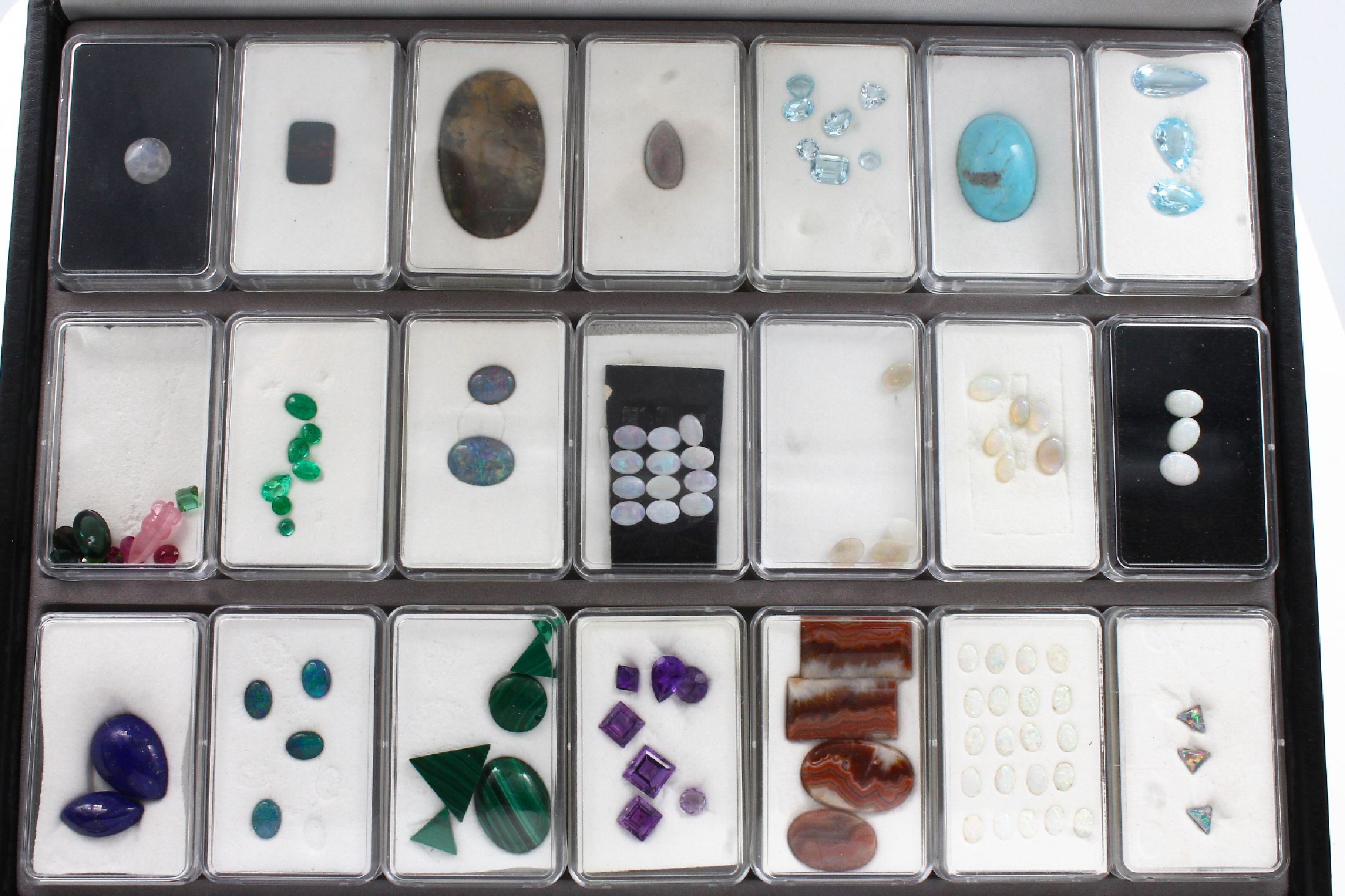 Detail a: Edelstein Fundgrube ca. 3600 ct: 1 Sodalithplatte ca. 25 x 18 cm ca. 3400 ct Opal, Malachit, Türkis, Amethyst, Topas, Opal Doubletten, etc., zus. ...