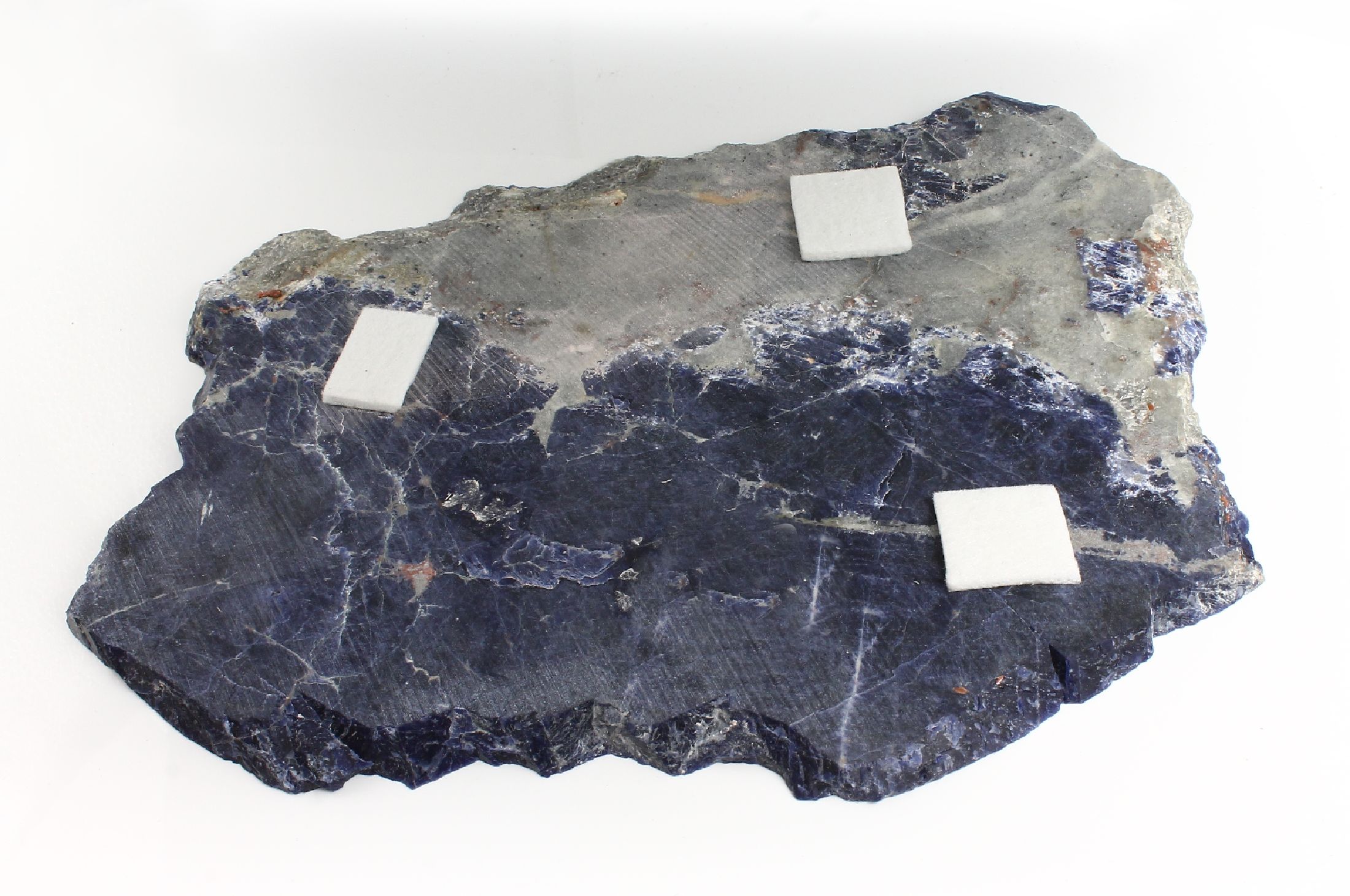 Detail b: Edelstein Fundgrube ca. 3600 ct: 1 Sodalithplatte ca. 25 x 18 cm ca. 3400 ct Opal, Malachit, Türkis, Amethyst, Topas, Opal Doubletten, etc., zus. ...