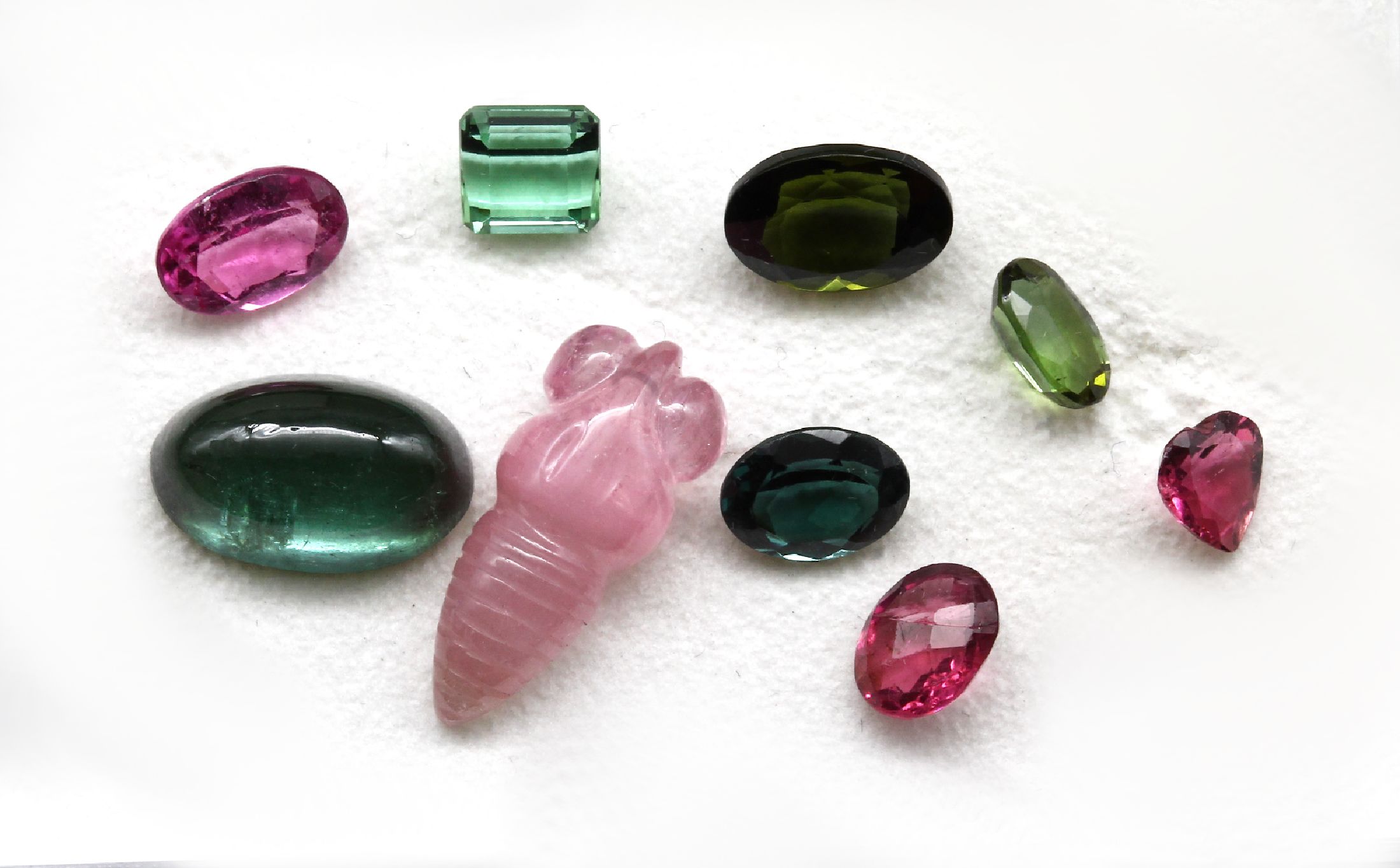 Detail c: Edelstein Fundgrube ca. 3600 ct: 1 Sodalithplatte ca. 25 x 18 cm ca. 3400 ct Opal, Malachit, Türkis, Amethyst, Topas, Opal Doubletten, etc., zus. ...