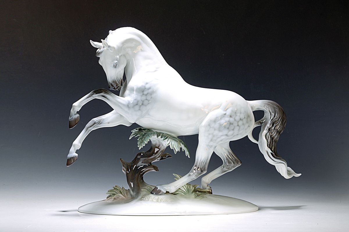 Sehr große Pferdeskulptur, Rosenthal, nach 1957, "Übermut", Entwurf Theodor Kärner 1934, feine polychrome Bemalung, ovaler, leicht ...
