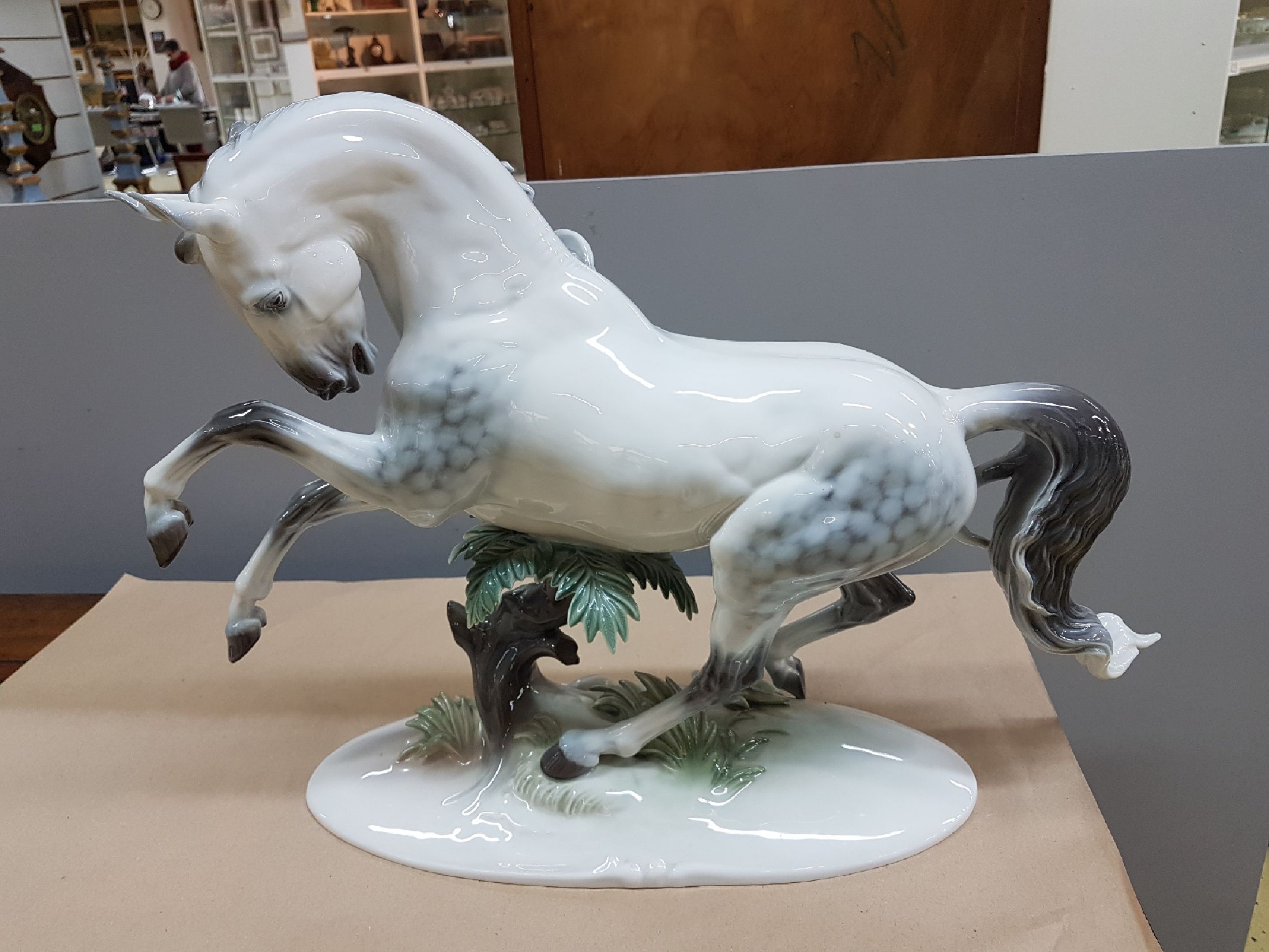 Detail a: Sehr große Pferdeskulptur, Rosenthal, nach 1957, "Übermut", Entwurf Theodor Kärner 1934, feine polychrome Bemalung, ovaler, leicht ...
